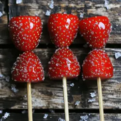 Tanghulu ist eine leckere chinesische Süßigkeit. Sie besteht aus frischen Früchten, die in Zucker getaucht sind. Diese Kandierung macht die Früchte süß und knackig. Typische Früchte sind Erdbeeren, Trauben oder auch die hawthorn Beeren.