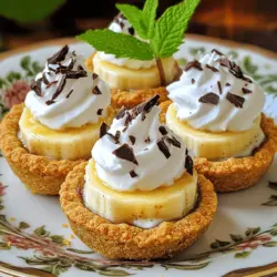 Um die Mini Banana Cream Pies zuzubereiten, beginnen wir mit dem Boden. Mischen Sie die Graham-Cracker-Krümel, die geschmolzene Butter und den Zucker in einer Schüssel. Rühren Sie die Mischung gut um, bis sie feucht ist. Dann drücken Sie die Mischung in kleine Tartformchen. Achten Sie darauf, dass die Krümel fest gepresst sind. Backen Sie die Böden bei 180 °C für 5 bis 7 Minuten, bis sie goldbraun sind. Lassen Sie sie dann abkühlen.