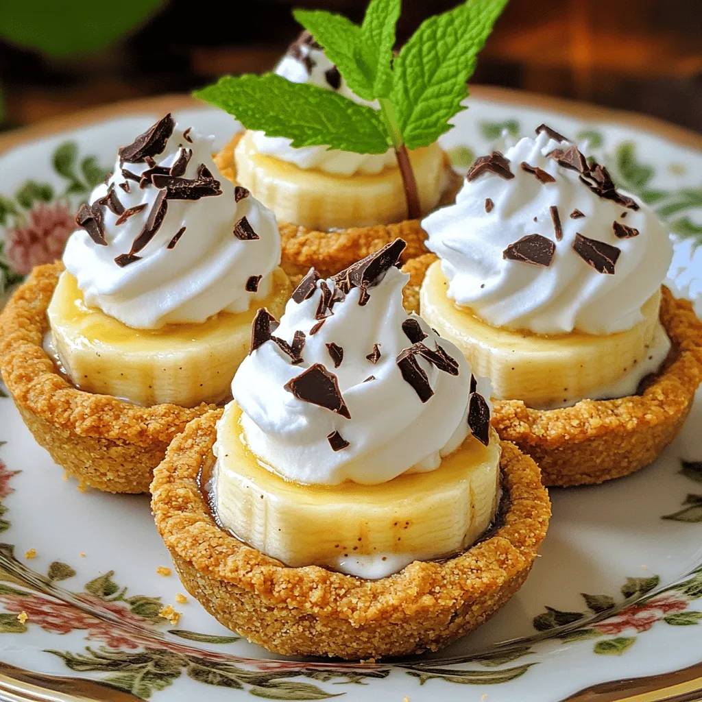 Um die Mini Banana Cream Pies zuzubereiten, beginnen wir mit dem Boden. Mischen Sie die Graham-Cracker-Krümel, die geschmolzene Butter und den Zucker in einer Schüssel. Rühren Sie die Mischung gut um, bis sie feucht ist. Dann drücken Sie die Mischung in kleine Tartformchen. Achten Sie darauf, dass die Krümel fest gepresst sind. Backen Sie die Böden bei 180 °C für 5 bis 7 Minuten, bis sie goldbraun sind. Lassen Sie sie dann abkühlen.