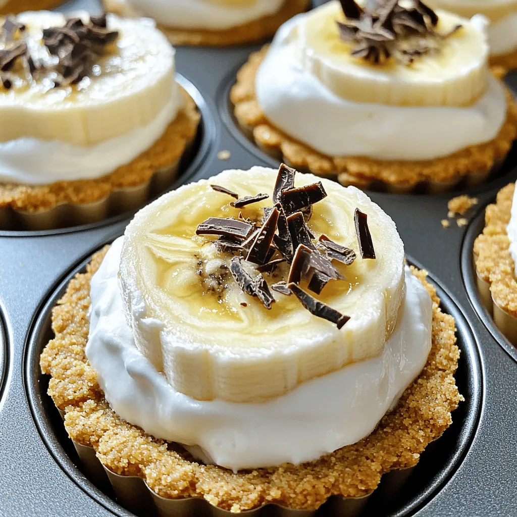 Für diese köstlichen Mini Törtchen brauchen wir einige einfache Zutaten: - 1 ½ Tassen zerbrochene Graham-Cracker-Kekse - ½ Tasse geschmolzene Butter - 2 reife Bananen, in Scheiben geschnitten - 1 ½ Tassen Schlagsahne (schwer) - ½ Tasse Puderzucker - 1 Teelöffel Vanilleextrakt - ½ Tasse Vanillepudding, zubereitet und abgekühlt - Schokoladenraspeln oder Kakaopulver zum Garnieren