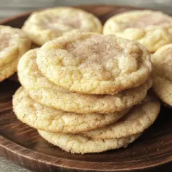 Um perfekte weiche und kaubare Snickerdoodle-Cookies zu machen, benötigst du: - 1 Tasse ungesalzene Butter, weich - 1 ½ Tassen Zucker (Kristallzucker) - 2 große Eier - 2 Teelöffel Vanilleextrakt - 3 ⅓ Tassen Weizenmehl (Type 405) - 2 Teelöffel Weinstein (Cream of Tartar) - 1 Teelöffel Natron - ½ Teelöffel Salz - Für die Zimt-Zucker-Beschichtung: - ¼ Tasse Zucker (Kristallzucker) - 2 Teelöffel gemahlener Zimt Die Wahl der Zutaten macht einen großen Unterschied. Ich empfehle, hochwertige ungesalzene Butter zu verwenden. Diese Butter gibt den Keksen einen reichen Geschmack. Verwende frische Eier, da sie die Textur verbessern. Kristallzucker sorgt für die richtige Süße und hilft, die Cookies weich zu halten. Bei den trockenen Zutaten ist frisches Weizenmehl wichtig. Achte darauf, dass dein Weinstein nicht abgelaufen ist. Das sorgt für die perfekte Konsistenz. Wenn du keine ungesalzene Butter hast, kannst du auch Margarine verwenden. Für eine vegane Option, nimm pflanzliche Butter. Anstelle von Kristallzucker kannst du auch Kokoszucker verwenden. Das gibt einen anderen, aber leckeren Geschmack. Glutenfreies Mehl ist eine gute Wahl für die glutenfreie Variante. Achte darauf, dass du auch das richtige Backpulver verwendest. Wenn du keinen Weinstein hast, kannst du ihn durch etwas mehr Natron ersetzen, aber der Geschmack wird leicht anders sein. Bevor du mit dem Backen beginnst, stelle sicher, dass du alle Zutaten bereit hast. Du brauchst: - 1 Tasse ungesalzene Butter, weich - 1 ½ Tassen Zucker (Kristallzucker) - 2 große Eier - 2 Teelöffel Vanilleextrakt - 3 ⅓ Tassen Weizenmehl (Type 405) - 2 Teelöffel Weinstein (Cream of Tartar) - 1 Teelöffel Natron - ½ Teelöffel Salz - ¼ Tasse Zucker (für die Beschichtung) - 2 Teelöffel gemahlener Zimt Heize deinen Ofen auf 175°C vor. Lege zwei Backbleche mit Backpapier aus. So sparst du Zeit und kannst direkt loslegen! 1. In einer großen Rührschüssel die weiche Butter und den Zucker zusammengeben. 2. Schlage die Mischung 2-3 Minuten, bis sie fluffig ist. 3. Füge die Eier nacheinander hinzu und vermische sie gut. 4. Gieße den Vanilleextrakt dazu und rühre weiter. 5. In einer anderen Schüssel mische das Weizenmehl, den Weinstein, das Natron und das Salz. 6. Gib die trockenen Zutaten langsam zur Butter-Zucker-Mischung. Rühre nur kurz, bis alles gerade vermischt ist. 7. Mische in einer kleinen Schüssel Zucker und Zimt für die Beschichtung. 8. Verwende einen Esslöffel, um Teigportionen zu nehmen und forme sie zu Kugeln. 9. Rolle jede Kugel in der Zimt-Zucker-Mischung, bis sie gleichmäßig bedeckt ist. 10. Lege die Kugeln auf die Backbleche mit 5 cm Abstand. Backe die Kekse 10-12 Minuten. Die Ränder sollten leicht goldbraun sein. Die Mitte sieht vielleicht noch weich aus, aber das ist normal. Die Kekse werden beim Abkühlen fester. Lass sie 5 Minuten auf den Blechen abkühlen, bevor du sie auf ein Kuchengitter legst. So bleiben sie weich und kaubar! Wenn du mehr über das Rezept erfahren möchtest, schau dir das [Full Recipe] an! Um weiche und kaubare Snickerdoodle-Cookies zu machen, ist die Butter der Schlüssel. Verwende immer weiche Butter. Sie sorgt für die perfekte Textur. Schlage die Butter gut mit dem Zucker. So wird die Mischung fluffig. Achte darauf, die Eier einzeln hinzuzufügen. So verbinden sie sich besser mit der Masse. Das Mehl ist ebenfalls wichtig. Verwende die richtige Menge und siebe es gut. Zu viel Mehl macht die Kekse trocken. Mische die trockenen Zutaten langsam unter. Rühre nur so lange, bis alles verbunden ist. Das verhindert, dass die Kekse hart werden. Ein häufiger Fehler ist, die Kekse zu lange zu backen. Achte darauf, dass die Ränder goldbraun sind, aber die Mitte weich bleibt. Wenn du sie zu lange backst, werden sie hart. Ein weiterer Fehler ist, den Teig nicht richtig zu kühlen. Wenn du den Teig nicht kühlst, laufen die Kekse auseinander. Kühle den Teig mindestens 30 Minuten im Kühlschrank. So bleiben die Kekse schön rund. Um die Kekse frisch zu halten, lagere sie in einem luftdichten Behälter. Das verhindert, dass sie trocken werden. Füge ein Stück Brot hinzu. Es hält die Kekse weich. Wenn du die Kekse länger aufbewahren möchtest, friere sie ein. Lege sie in einen Gefrierbeutel und drücke die Luft heraus. So bleiben sie frisch und lecker. Für mehr Details schau dir das [Full Recipe](#) an! {{image_4}} Ich liebe es, Schokoladenstückchen in meine Snickerdoodles zu geben. Diese Variante bringt eine süße Note. Du kannst einfach 1 Tasse Schokoladenstückchen zu deinem Teig hinzufügen. Mische sie sanft unter, bevor du die Kugeln formst. Diese Kekse sind köstlich und sehr beliebt. Für eine glutenfreie Option benutze einfach glutenfreies Mehl. Achte darauf, dass dein Mehl gut gemischt ist. Du kannst auch Mandelmehl oder Reismehl verwenden. Diese Zutaten geben den Keksen einen eigenen Geschmack. Sie bleiben weich und chewy, genau wie die klassischen Snickerdoodles. Ich mag es, meine Snickerdoodles saisonal zu variieren. Im Herbst füge ich zum Beispiel Muskatnuss und Ingwer hinzu. Diese Gewürze bringen einen warmen, herbstlichen Geschmack. Im Winter kannst du Nelken oder sogar einen Hauch von Pfefferminz verwenden. Probiere verschiedene Gewürze aus, um neue Aromen zu entdecken. Jede dieser Varianten macht deine Snickerdoodles einzigartig und spannend. Du kannst die Grundrezepte aus dem [Full Recipe] verwenden und kreativ werden! Um deine Snickerdoodle-Cookies frisch zu halten, lege sie in einen luftdichten Behälter. Diese Methode hält die Kekse weich und kaubar. Stelle den Behälter an einen kühlen, trockenen Ort. Vermeide die Lagerung im Kühlschrank, da dies die Kekse austrocknen kann. Wenn du sie richtig lagerst, bleiben sie bis zu einer Woche frisch. Das Einfrieren ist eine tolle Möglichkeit, um Kekse länger haltbar zu machen. Lass die Kekse zuerst auf Raumtemperatur abkühlen. Lege sie dann in einen Gefrierbeutel oder einen luftdichten Behälter. Du kannst die Kekse bis zu drei Monate im Gefrierfach aufbewahren. Zum Servieren nimm sie einfach heraus und lasse sie bei Raumtemperatur auftauen. Du kannst sie auch kurz im Ofen aufwärmen, um sie wieder frisch zu machen. Wenn du nach neuen Ideen suchst, verwende die restlichen Kekse kreativ. Zerbrich die Kekse und streue sie über Joghurt oder Eis. Sie eignen sich auch gut als Topping für Desserts. Eine andere Idee ist, die Kekse in einen Milchshake zu mixen. Deine Snickerdoodle-Cookies können so zu einem ganz neuen Genuss werden. Snickerdoodle-Cookies bleiben frisch, wenn du sie richtig lagerst. In einem luftdichten Behälter halten sie sich 5 bis 7 Tage. Die Kekse bleiben weich und kaubar, wenn du sie bei Raumtemperatur aufbewahrst. Wenn du sie länger aufbewahren möchtest, lege sie in den Kühlschrank. So bleiben sie bis zu zwei Wochen frisch. Du kannst auch Kekse einfrieren. In einem gefrierfesten Behälter bleiben sie bis zu 3 Monate gut. Ja, du kannst die Kekse vor dem Backen vorbereiten. Bereite den Teig einfach wie im Full Recipe beschrieben vor. Nach dem Formen der Kekse kannst du sie in den Kühlschrank stellen. Lass sie dort mindestens 30 Minuten ruhen. Dies hilft, die Kekse beim Backen dicker zu machen. Du kannst den Teig auch bis zu drei Tage im Kühlschrank aufbewahren. So hast du jederzeit frische Kekse bereit. Um die Konsistenz deiner Kekse anzupassen, gibt es einige Tricks. Wenn du weichere Kekse möchtest, füge mehr Butter hinzu. Ein weiteres Ei macht die Kekse ebenfalls zarter. Für knusprigere Kekse verwende mehr Mehl. Du kannst auch die Backzeit anpassen. Kürzeres Backen ergibt weichere Kekse. Achte darauf, die Kekse sofort nach dem Backen vom Blech zu nehmen. So bleiben sie schön weich. In diesem Artikel haben wir die besten Zutaten für Snickerdoodle-Cookies erkundet. Wir haben auch eine Schritt-für-Schritt-Anleitung für das Backen bereitgestellt. Tipps für perfekte Kekse und spannende Varianten schließen unser Thema ab. Denke daran, deine Kekse richtig zu lagern und Fehler zu vermeiden. Meine letzten Gedanken: Mit diesen Informationen kannst du köstliche Kekse zaubern, die jedem schmecken. Viel Spaß beim Backen!