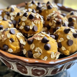 Für das Rezept von No-Bake Kürbis Schokoladenstückchen Keks-Teig brauchst du: - 1 Tasse Kürbispüree - 1/2 Tasse Mandelbutter (oder jede Nussbutter nach Wahl) - 1/2 Tasse Haferflocken - 1/3 Tasse Ahornsirup - 1 Teelöffel Vanilleextrakt - 1 Teelöffel Kürbiskuchengewürz - 1/2 Teelöffel Salz - 1/4 Tasse Mini-Schokoladenstückchen Diese Zutaten sind einfach zu finden. Du kannst sie in jedem Supermarkt kaufen. Jede Zutat bringt gesunde Nährstoffe mit. Kürbispüree ist reich an Vitamin A und Ballaststoffen. Mandelbutter liefert gesunde Fette und Proteine. Haferflocken geben dir langanhaltende Energie. Ahornsirup ist eine natürliche Süße und enthält Antioxidantien. Kürbiskuchengewürz sorgt für Geschmack und hat auch gesundheitliche Vorteile durch die Gewürze wie Zimt und Muskatnuss. Achte beim Kauf auf frische Zutaten. Wähle reines Kürbispüree ohne Zucker oder Zusatzstoffe. Für die Nussbutter, nimm eine Sorte ohne Zuckerzusatz. So bleibt der Teig gesund und lecker. Wähle Haferflocken aus 100% Vollkorn, um mehr Nährstoffe zu erhalten. Verzichte auf aromatisierte Schokoladenstückchen und wähle dunkle Schokolade für mehr Geschmack. Diese Tipps helfen dir, das Beste aus deinem No-Bake Kürbis Schokoladenstückchen Keks-Teig herauszuholen! Um das Kürbispüree zuzubereiten, können Sie frischen Kürbis verwenden. Schneiden Sie den Kürbis in Stücke und kochen Sie ihn, bis er weich ist. Alternativ können Sie auch Dosen-Kürbispüree verwenden. Achten Sie darauf, dass es nicht gesüßt ist. Das Püree ist die Basis für unsere Kekse. Es gibt einen tollen Geschmack und macht sie weich. In einer großen Schüssel mischen Sie zuerst das Kürbispüree und die Mandelbutter. Verwenden Sie einen Löffel oder einen Spatel, um alles gut zu vermengen. Dann fügen Sie den Ahornsirup und den Vanilleextrakt hinzu. Rühren Sie weiter, bis die Mischung glatt ist. Jetzt können Sie die Haferflocken, das Kürbiskuchengewürz und das Salz hinzufügen. Mischen Sie alles gründlich. Zum Schluss falten Sie die Mini-Schokoladenstückchen unter. So verteilen sie sich gleichmäßig im Teig. Jetzt wird es spannend! Nutzen Sie Ihre Hände, um kleine Bällchen aus dem Teig zu formen. Sie können auch einen Esslöffel verwenden, um den Teig auf ein mit Backpapier ausgelegtes Blech zu setzen. Achten Sie darauf, genug Platz zwischen den Bällchen zu lassen. Stellen Sie das Blech für mindestens 30 Minuten in den Kühlschrank. Dadurch wird der Teig fester. Nach der Kühlzeit sind die Keksbällchen bereit zum Genießen! Ein häufiger Fehler ist, die Zutaten nicht gut zu mischen. Achte darauf, dass das Kürbispüree und die Mandelbutter glatt sind. Wenn du die Haferflocken hinzufügst, rühre gründlich. So vermeidest du Klumpen im Teig. Zu viel oder zu wenig Salz kann den Geschmack verändern. Halte dich an die Mengenangaben. Die Konsistenz sollte fest, aber nicht trocken sein. Wenn der Teig zu feucht ist, füge mehr Haferflocken hinzu. Ist der Teig zu trocken, gib etwas mehr Kürbispüree dazu. Der Teig muss formbar sein. Du solltest kleine Bällchen leicht rollen können. Wenn du die Keksbällchen kalt stellst, werden sie fester und leichter zu handhaben. Präsentiere die Keksbällchen in einer schönen Schüssel. Streue ein paar Schokoladenstückchen darüber für Farbe. Du kannst auch geschmolzene Schokolade darüber träufeln. Das sieht toll aus und schmeckt noch besser. Stelle die Schüssel auf einen Tisch oder eine Platte, damit jeder leicht zugreifen kann. {{image_4}} Wenn du keine Nussbutter magst, gibt es viele Optionen. Du kannst Erdnussbutter, Sonnenblumenbutter oder sogar Sojabutter verwenden. Diese Alternativen geben dem Keks-Teig einen anderen Geschmack, aber sie sind genauso lecker. Achte darauf, ob du Allergien hast, bevor du wechselst. Um den Teig noch aufregender zu machen, probiere zusätzliche Zutaten. Du kannst getrocknete Früchte wie Cranberries oder Rosinen hinzufügen. Auch Kokosraspeln passen gut. Ein Hauch von Zimt oder Muskatnuss kann den Geschmack verstärken. Diese kleinen Änderungen machen den Keks-Teig einzigartig. Für eine gesündere Version kannst du den Zucker reduzieren. Versuche, Honig oder Agavendicksaft zu verwenden. Außerdem kannst du die Haferflocken durch proteinreiche Quinoa ersetzen. Diese Anpassungen machen das Rezept nahrhafter und gut für deine Ernährung. Du kannst auch glutenfreie Haferflocken wählen, wenn du Gluten meiden möchtest. Um die No-Bake Kürbis Schokoladenstückchen Keksbällchen frisch zu halten, lege sie in den Kühlschrank. Verwende ein luftdichtes Behältnis. So bleibt der Geschmack gut und die Textur weich. Du kannst die Keksbällchen bis zu einer Woche im Kühlschrank lagern. Denke daran, sie vor dem Essen kurz herauszunehmen. So schmecken sie frisch und lecker. Wenn du die Keksbällchen länger aufbewahren möchtest, friere sie ein. Lege sie in einen gefrierfesten Behälter oder in einen Zip-Lock-Beutel. Achte darauf, die Luft herauszudrücken. So bleiben sie bis zu drei Monate haltbar. Wenn du sie essen möchtest, nimm sie einfach aus dem Gefrierfach. Lass sie über Nacht im Kühlschrank auftauen. Die Wahl des Behälters ist sehr wichtig. Ein luftdichter Behälter schützt die Bällchen vor Feuchtigkeit und Gerüchen. Du kannst auch Glasbehälter verwenden, die das Essen frisch halten. Achte darauf, dass der Behälter sauber und trocken ist. So bleibt dein Keks-Teig lange lecker. Ja, du kannst diesen Keks-Teig vegan machen. Verwende einfach pflanzliche Butter oder eine andere Nussbutter. Achte darauf, dass die Schokoladenstückchen vegan sind. So bleibt alles tierfrei und lecker. Die Keksbällchen sind im Kühlschrank bis zu einer Woche haltbar. Du solltest sie in einem luftdichten Behälter aufbewahren. So bleiben sie frisch und schmackhaft. Wenn du sie länger aufbewahren möchtest, kannst du sie auch einfrieren. Du kannst verschiedene Schokoladensorten verwenden. Probier Zartbitterschokolade oder weiße Schokolade. Auch Schokoladenstückchen mit verschiedenen Geschmäckern sind möglich. Lass deiner Kreativität freien Lauf! Der Blogbeitrag hat dir gezeigt, wie du deine Keksbällchen perfekt zubereitest. Wir haben die Hauptzutaten, Nährstoffe und Tipps zur Auswahl besprochen. Zudem gab es eine Schritt-für-Schritt-Anleitung und Tipps, um häufige Fehler zu vermeiden. Du hast auch Variationen für mehr Geschmack und gesunde Alternativen kennengelernt. Zum Schluss haben wir Lagerungshinweise gegeben, die dir helfen, die Keksbällchen frisch zu halten. Mit diesen Informationen kannst du leckere und gesunde Keksbällchen selbst herstellen. Viel Spaß beim Ausprobieren!