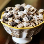 - 9 Tassen Reis-Chex-Getreide - 1 Tasse Schokoladenstückchen mit Keksen und Sahne - 1/2 Tasse cremige Erdnussbutter - 1/4 Tasse ungesalzene Butter - 1 Teelöffel Vanilleextrakt - 2 Tassen Puderzucker - 1 Tasse zerbröselte Oreo-Kekse (ca. 5-6 Kekse) Die Hauptzutaten für Cookies & Cream Puppy Chow sind einfach zu finden. Du brauchst Reis-Chex-Getreide, das eine tolle Basis bietet. Die Schokoladenstückchen mit Keksen und Sahne geben einen leckeren Geschmack. Die cremige Erdnussbutter sorgt für eine glatte Textur und verbindet alles. Zusätzlich benötigst du ein paar andere Zutaten. Ungesalzene Butter macht die Mischung noch cremiger. Vanilleextrakt gibt ein wenig mehr Geschmack. Puderzucker sorgt dafür, dass alles süß und klebrig wird. Schließlich bringen die zerbröselten Oreo-Kekse den typischen Keks-Geschmack. Mit diesen Zutaten kannst du ein schnelles und leckeres Dessert zaubern. Es ist einfach zuzubereiten und macht viel Spaß! - Getreide vorbereiten: Beginnen Sie mit 9 Tassen Reis-Chex-Getreide. Geben Sie es in eine große Rührschüssel. Stellen Sie diese beiseite. - Schokoladenmischung schmelzen: Nehmen Sie eine mikrowellengeeignete Schüssel. Fügen Sie 1 Tasse Schokoladenstückchen mit Keksen und Sahne, 1/2 Tasse cremige Erdnussbutter und 1/4 Tasse ungesalzene Butter hinzu. Erhitzen Sie die Mischung in der Mikrowelle. Verwenden Sie 30-Sekunden-Intervalle. Rühren Sie zwischendurch um, bis alles geschmolzen und glatt ist. Dies dauert etwa 1-2 Minuten. - Vanille hinzufügen: Nehmen Sie die Schüssel aus der Mikrowelle. Fügen Sie 1 Teelöffel Vanilleextrakt hinzu. Rühren Sie die Mischung gut um, bis alles gut verbunden ist. - Getreide beschichten: Gießen Sie die geschmolzene Schokoladenmischung über das Reis-Chex-Getreide. Verwenden Sie einen Spatel, um vorsichtig zu rühren. Achten Sie darauf, dass alle Getreidestücke gleichmäßig beschichtet sind. - Zucker und Kekse hinzufügen: Nehmen Sie einen großen, wieder verschließbaren Plastikbeutel. Vermischen Sie dort 2 Tassen Puderzucker und 1 Tasse zerbröselte Oreo-Kekse. Übertragen Sie die beschichteten Getreidestücke vorsichtig in den Beutel. Schließen Sie den Beutel fest und schütteln Sie ihn. So wird alles gleichmäßig mit der Zucker- und Keks-Mischung bedeckt. - Abkühlen und lagern: Verteilen Sie die Puppy Chow-Mischung gleichmäßig auf ein großes Backblech. Legen Sie das Blech mit Backpapier aus, damit es nicht kleben bleibt. Lassen Sie die Mischung abkühlen. Danach können Sie die Puppy Chow in einem luftdichten Behälter aufbewahren. Bei Raumtemperatur bleibt sie bis zu einer Woche frisch. Um die beste Konsistenz für Cookies & Cream Puppy Chow zu erreichen, sollten Sie die Schokoladenmischung gut schmelzen. Mikrowellen sind ideal für das sanfte Erhitzen. Nutzen Sie 30-Sekunden-Intervalle und rühren Sie die Mischung gründlich. Die Mischung sollte glatt und cremig sein. Ein gut geschmolzener Mix sorgt für eine perfekte Beschichtung des Getreides. Wenn Sie das Reis-Chex-Getreide damit überziehen, stellen Sie sicher, dass jedes Stück gleichmäßig bedeckt ist. Verwenden Sie einen Spatel, um alles gut zu vermischen. Um Zeit zu sparen, können Sie die Vorbereitung und Kühlung optimieren. Bereiten Sie alle Zutaten vor, bevor Sie anfangen zu kochen. Verwenden Sie Backpapier auf dem Blech, um die Reinigung zu erleichtern. Die Mikrowelle hilft, die Schokoladenmischung schnell zu schmelzen. Mit dieser Methode sparen Sie viel Zeit und Mühe. Außerdem kühlt die Mischung schneller auf dem Backpapier ab, was Ihnen mehr Zeit für den Genuss gibt. Die Präsentation ist wichtig! Servieren Sie das Puppy Chow in niedlichen Treat-Beuteln. Diese sehen nicht nur gut aus, sondern sind auch praktisch. Eine große dekorative Schüssel macht ebenfalls Eindruck. Dekorieren Sie die Oberseite mit zusätzlichen zerbröselten Oreo-Keksen, um Farbe und Textur hinzuzufügen. Solche Details machen Ihr Dessert noch ansprechender und freuen Ihre Gäste. {{image_4}} Du kannst mehr Schokolade hinzufügen. Extra Schokoladenstückchen machen das Rezept noch schokoladiger. Probiere verschiedene Sorten aus. Dunkle Schokolade oder weiße Schokolade passen gut dazu. Wenn du eine neue Geschmacksrichtung suchst, ersetze die Keks- und Sahne-Schokolade. Verwende z.B. Erdnussbutter-Schokolade oder Minz-Schokolade. Jedes Mal wird das Puppy Chow anders und spannend. Für eine gesündere Option, tausche die Erdnussbutter gegen Mandelbutter aus. Mandelbutter hat einen anderen Geschmack, ist aber auch lecker. So wird dein Puppy Chow nussiger und cremiger. Verwende glutenfreies Getreide, wenn du auf Gluten achtest. Es gibt viele gute Optionen im Supermarkt. Reis-Chex hat auch glutenfreie Varianten. Wenn du Nüsse vermeiden musst, gibt es viele Alternativen. Sonnenblumenbutter ist eine tolle nussfreie Option. Sie hat einen ähnlichen Geschmack und ist einfach zu finden. Für veganes Puppy Chow, verwende pflanzliche Butter und Schokolade. Viele Marken bieten vegane Schokoladenstückchen an. So kannst du das Rezept genießen, ohne tierische Produkte zu verwenden. Wähle einen luftdichten Behälter, um die Frische zu bewahren. Ein Glasbehälter oder ein Plastikbehälter funktioniert gut. Stelle den Behälter an einen kühlen, trockenen Ort. Halte ihn von direkter Sonne fern, damit die Mischung nicht schmilzt. Bei Raumtemperatur bleibt dein Cookies & Cream Puppy Chow bis zu einer Woche frisch. Achte darauf, den Behälter immer gut zu schließen. So bleibt der Geschmack erhalten und die Mischung knusprig. Du hast Reste? Nutze sie! Mische das Puppy Chow mit Joghurt für einen leckeren Snack. Du kannst es auch als Topping auf Eis oder in Müsliriegeln verwenden. Kombiniere es mit Nüssen oder Trockenfrüchten für mehr Abwechslung. Falls du kein Reis-Chex hast, keine Sorge! Du kannst auch andere Getreidearten verwenden. Eine gute Wahl ist Corn Chex oder sogar Puffreis. Diese Alternativen bieten eine ähnliche Textur. Du kannst auch Müsli verwenden, aber achte darauf, dass es nicht zu süß ist. Diese Optionen geben deinem Puppy Chow den gleichen Knusper und Geschmack. Cookies & Cream Puppy Chow bleibt bis zu einer Woche frisch. Lagere es in einem luftdichten Behälter bei Raumtemperatur. So bleibt es knusprig und lecker. Vermeide direkte Sonneneinstrahlung oder Wärmequellen. Wenn du es länger aufbewahren möchtest, kannst du es auch einfrieren. In einem gefrierfesten Behälter bleibt es bis zu drei Monate gut. Ja, du kannst das Rezept ganz einfach anpassen! Wenn du Erdnussbutter nicht magst, probiere Mandelbutter oder Sonnenblumenbutter. Diese bieten einen ähnlichen Geschmack. Für eine glutenfreie Version wähle glutenfreies Getreide. Du kannst auch vegane Schokoladenstückchen verwenden, wenn du eine pflanzliche Option suchst. Sei kreativ und passe die Zutaten nach deinem Geschmack an! In diesem Artikel haben wir leckere Rezepte und Tipps für Cookies & Cream Puppy Chow besprochen. Wir haben die Hauptzutaten, die Zubereitungsschritte und nützliche Tricks behandelt. Denke daran, dass du die Zutaten nach deinem Geschmack anpassen kannst. Experimentiere mit verschiedenen Schokoladen und Keksvarianten. Außerdem helfen die Lagerhinweise, dass dein Snack frisch bleibt. Lass deiner Kreativität freien Lauf und genieße das Kochen!