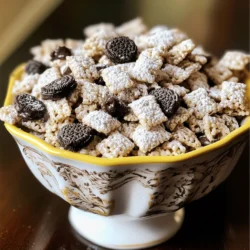- 9 Tassen Reis-Chex-Getreide - 1 Tasse Schokoladenstückchen mit Keksen und Sahne - 1/2 Tasse cremige Erdnussbutter - 1/4 Tasse ungesalzene Butter - 1 Teelöffel Vanilleextrakt - 2 Tassen Puderzucker - 1 Tasse zerbröselte Oreo-Kekse (ca. 5-6 Kekse) Die Hauptzutaten für Cookies & Cream Puppy Chow sind einfach zu finden. Du brauchst Reis-Chex-Getreide, das eine tolle Basis bietet. Die Schokoladenstückchen mit Keksen und Sahne geben einen leckeren Geschmack. Die cremige Erdnussbutter sorgt für eine glatte Textur und verbindet alles. Zusätzlich benötigst du ein paar andere Zutaten. Ungesalzene Butter macht die Mischung noch cremiger. Vanilleextrakt gibt ein wenig mehr Geschmack. Puderzucker sorgt dafür, dass alles süß und klebrig wird. Schließlich bringen die zerbröselten Oreo-Kekse den typischen Keks-Geschmack. Mit diesen Zutaten kannst du ein schnelles und leckeres Dessert zaubern. Es ist einfach zuzubereiten und macht viel Spaß! - Getreide vorbereiten: Beginnen Sie mit 9 Tassen Reis-Chex-Getreide. Geben Sie es in eine große Rührschüssel. Stellen Sie diese beiseite. - Schokoladenmischung schmelzen: Nehmen Sie eine mikrowellengeeignete Schüssel. Fügen Sie 1 Tasse Schokoladenstückchen mit Keksen und Sahne, 1/2 Tasse cremige Erdnussbutter und 1/4 Tasse ungesalzene Butter hinzu. Erhitzen Sie die Mischung in der Mikrowelle. Verwenden Sie 30-Sekunden-Intervalle. Rühren Sie zwischendurch um, bis alles geschmolzen und glatt ist. Dies dauert etwa 1-2 Minuten. - Vanille hinzufügen: Nehmen Sie die Schüssel aus der Mikrowelle. Fügen Sie 1 Teelöffel Vanilleextrakt hinzu. Rühren Sie die Mischung gut um, bis alles gut verbunden ist. - Getreide beschichten: Gießen Sie die geschmolzene Schokoladenmischung über das Reis-Chex-Getreide. Verwenden Sie einen Spatel, um vorsichtig zu rühren. Achten Sie darauf, dass alle Getreidestücke gleichmäßig beschichtet sind. - Zucker und Kekse hinzufügen: Nehmen Sie einen großen, wieder verschließbaren Plastikbeutel. Vermischen Sie dort 2 Tassen Puderzucker und 1 Tasse zerbröselte Oreo-Kekse. Übertragen Sie die beschichteten Getreidestücke vorsichtig in den Beutel. Schließen Sie den Beutel fest und schütteln Sie ihn. So wird alles gleichmäßig mit der Zucker- und Keks-Mischung bedeckt. - Abkühlen und lagern: Verteilen Sie die Puppy Chow-Mischung gleichmäßig auf ein großes Backblech. Legen Sie das Blech mit Backpapier aus, damit es nicht kleben bleibt. Lassen Sie die Mischung abkühlen. Danach können Sie die Puppy Chow in einem luftdichten Behälter aufbewahren. Bei Raumtemperatur bleibt sie bis zu einer Woche frisch. Um die beste Konsistenz für Cookies & Cream Puppy Chow zu erreichen, sollten Sie die Schokoladenmischung gut schmelzen. Mikrowellen sind ideal für das sanfte Erhitzen. Nutzen Sie 30-Sekunden-Intervalle und rühren Sie die Mischung gründlich. Die Mischung sollte glatt und cremig sein. Ein gut geschmolzener Mix sorgt für eine perfekte Beschichtung des Getreides. Wenn Sie das Reis-Chex-Getreide damit überziehen, stellen Sie sicher, dass jedes Stück gleichmäßig bedeckt ist. Verwenden Sie einen Spatel, um alles gut zu vermischen. Um Zeit zu sparen, können Sie die Vorbereitung und Kühlung optimieren. Bereiten Sie alle Zutaten vor, bevor Sie anfangen zu kochen. Verwenden Sie Backpapier auf dem Blech, um die Reinigung zu erleichtern. Die Mikrowelle hilft, die Schokoladenmischung schnell zu schmelzen. Mit dieser Methode sparen Sie viel Zeit und Mühe. Außerdem kühlt die Mischung schneller auf dem Backpapier ab, was Ihnen mehr Zeit für den Genuss gibt. Die Präsentation ist wichtig! Servieren Sie das Puppy Chow in niedlichen Treat-Beuteln. Diese sehen nicht nur gut aus, sondern sind auch praktisch. Eine große dekorative Schüssel macht ebenfalls Eindruck. Dekorieren Sie die Oberseite mit zusätzlichen zerbröselten Oreo-Keksen, um Farbe und Textur hinzuzufügen. Solche Details machen Ihr Dessert noch ansprechender und freuen Ihre Gäste. {{image_4}} Du kannst mehr Schokolade hinzufügen. Extra Schokoladenstückchen machen das Rezept noch schokoladiger. Probiere verschiedene Sorten aus. Dunkle Schokolade oder weiße Schokolade passen gut dazu. Wenn du eine neue Geschmacksrichtung suchst, ersetze die Keks- und Sahne-Schokolade. Verwende z.B. Erdnussbutter-Schokolade oder Minz-Schokolade. Jedes Mal wird das Puppy Chow anders und spannend. Für eine gesündere Option, tausche die Erdnussbutter gegen Mandelbutter aus. Mandelbutter hat einen anderen Geschmack, ist aber auch lecker. So wird dein Puppy Chow nussiger und cremiger. Verwende glutenfreies Getreide, wenn du auf Gluten achtest. Es gibt viele gute Optionen im Supermarkt. Reis-Chex hat auch glutenfreie Varianten. Wenn du Nüsse vermeiden musst, gibt es viele Alternativen. Sonnenblumenbutter ist eine tolle nussfreie Option. Sie hat einen ähnlichen Geschmack und ist einfach zu finden. Für veganes Puppy Chow, verwende pflanzliche Butter und Schokolade. Viele Marken bieten vegane Schokoladenstückchen an. So kannst du das Rezept genießen, ohne tierische Produkte zu verwenden. Wähle einen luftdichten Behälter, um die Frische zu bewahren. Ein Glasbehälter oder ein Plastikbehälter funktioniert gut. Stelle den Behälter an einen kühlen, trockenen Ort. Halte ihn von direkter Sonne fern, damit die Mischung nicht schmilzt. Bei Raumtemperatur bleibt dein Cookies & Cream Puppy Chow bis zu einer Woche frisch. Achte darauf, den Behälter immer gut zu schließen. So bleibt der Geschmack erhalten und die Mischung knusprig. Du hast Reste? Nutze sie! Mische das Puppy Chow mit Joghurt für einen leckeren Snack. Du kannst es auch als Topping auf Eis oder in Müsliriegeln verwenden. Kombiniere es mit Nüssen oder Trockenfrüchten für mehr Abwechslung. Falls du kein Reis-Chex hast, keine Sorge! Du kannst auch andere Getreidearten verwenden. Eine gute Wahl ist Corn Chex oder sogar Puffreis. Diese Alternativen bieten eine ähnliche Textur. Du kannst auch Müsli verwenden, aber achte darauf, dass es nicht zu süß ist. Diese Optionen geben deinem Puppy Chow den gleichen Knusper und Geschmack. Cookies & Cream Puppy Chow bleibt bis zu einer Woche frisch. Lagere es in einem luftdichten Behälter bei Raumtemperatur. So bleibt es knusprig und lecker. Vermeide direkte Sonneneinstrahlung oder Wärmequellen. Wenn du es länger aufbewahren möchtest, kannst du es auch einfrieren. In einem gefrierfesten Behälter bleibt es bis zu drei Monate gut. Ja, du kannst das Rezept ganz einfach anpassen! Wenn du Erdnussbutter nicht magst, probiere Mandelbutter oder Sonnenblumenbutter. Diese bieten einen ähnlichen Geschmack. Für eine glutenfreie Version wähle glutenfreies Getreide. Du kannst auch vegane Schokoladenstückchen verwenden, wenn du eine pflanzliche Option suchst. Sei kreativ und passe die Zutaten nach deinem Geschmack an! In diesem Artikel haben wir leckere Rezepte und Tipps für Cookies & Cream Puppy Chow besprochen. Wir haben die Hauptzutaten, die Zubereitungsschritte und nützliche Tricks behandelt. Denke daran, dass du die Zutaten nach deinem Geschmack anpassen kannst. Experimentiere mit verschiedenen Schokoladen und Keksvarianten. Außerdem helfen die Lagerhinweise, dass dein Snack frisch bleibt. Lass deiner Kreativität freien Lauf und genieße das Kochen!