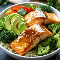 - 2 Lachsfilets - 3 Esslöffel Honig - 3 Esslöffel Sojasauce - 2 Knoblauchzehen, gehackt - 1 Teelöffel frischer Ingwer, gerieben - 1 Esslöffel Olivenöl Die Hauptzutaten sind einfach zu finden. Lachs ist reich an Omega-3-Fettsäuren. Honig bringt eine süße Note. Sojasauce fügt Tiefe hinzu. Knoblauch gibt einen tollen Geschmack. Ingwer bringt Frische in das Gericht. Olivenöl sorgt für eine schöne Bräunung. - 1 Tasse Quinoa, gründlich gewaschen - 2 Tassen Wasser oder Gemüsebrühe - 1 Tasse Brokkoli-Röschen - 1 rote Paprika, in Scheiben geschnitten - 1 Avocado, in Scheiben geschnitten Quinoa ist gesund und leicht. Brokkoli ist knusprig und voll von Vitaminen. Rote Paprika bringt Farbe und Süße. Avocado fügt Cremigkeit hinzu. Gemüsebrühe gibt der Quinoa mehr Geschmack. - Sesamsamen zur Dekoration - Frischer Koriander oder Frühlingszwiebeln zur Dekoration Sesamsamen fügen einen nussigen Crunch hinzu. Koriander oder Frühlingszwiebeln bringen Frische. Diese Garnierungen machen die Bowls hübsch und lecker. Sie sind auch eine tolle Möglichkeit, das Gericht zu verfeinern. Für die Quinoa bringe zuerst 2 Tassen Wasser oder Gemüsebrühe zum Kochen. Füge die gewaschene Quinoa hinzu und decke den Topf ab. Reduziere die Hitze auf niedrig und lasse die Quinoa etwa 15 Minuten köcheln. Die Flüssigkeit sollte ganz aufgesogen sein. Danach lockere sie mit einer Gabel auf. In einer kleinen Schüssel vermische 3 Esslöffel Honig, 3 Esslöffel Sojasauce, 2 gehackte Knoblauchzehen und 1 Teelöffel frisch geriebenen Ingwer. Diese Mischung ist der Schlüssel zu deinem Geschmack. Stelle die Sauce beiseite, während du den Rest zubereitest. Erhitze 1 Esslöffel Olivenöl in einer beschichteten Pfanne bei mittlerer bis hoher Hitze. Lege die Lachsfilets mit der Hautseite nach unten in die Pfanne. Brate den Lachs für etwa 4-5 Minuten. Wende ihn vorsichtig und gieße die Honig-Knoblauch-Sauce darüber. Garen für weitere 3-4 Minuten, bis er durchgegart ist. Lass den Lachs nach dem Garen 1 Minute ruhen. Während der Lachs kocht, bringe einen kleinen Topf mit gesalzenem Wasser zum Kochen. Füge die Brokkoli-Röschen hinzu und blanchiere sie 2-3 Minuten. Der Brokkoli sollte leuchtend grün sein. Gieße das Wasser ab und stelle ihn beiseite. Nimm Servierschalen und füge einen Löffel Quinoa als Basis hinzu. Belege die Quinoa mit den Lachsfilets, blanchiertem Brokkoli, geschnittenen roten Paprika und Avocado. Streue Sesamsamen über die Bowls. Füge frischen Koriander oder geschnittene Frühlingszwiebeln hinzu. Wenn du magst, träufle etwas übrig gebliebene Honig-Knoblauch-Sauce darüber. Um den Lachs perfekt zu garen, achte auf die Hitze. Erhitze das Olivenöl in der Pfanne, bis es heiß ist. Lege die Lachsfilets mit der Hautseite nach unten. Brate sie für 4-5 Minuten an. Wende den Lachs vorsichtig, um ihn gleichmäßig zu garen. Gieße die Honig-Knoblauch-Sauce über den Lachs. Lasse ihn weitere 3-4 Minuten garen, während du die Sauce darüber träufelst. Dies sorgt für eine leckere Glasur. Der Lachs sollte innen zart und saftig sein. Quinoa ist einfach zuzubereiten. Beginne mit gründlichem Waschen, um Bitterstoffe zu entfernen. Koche die Quinoa in Wasser oder Gemüsebrühe. Das gibt mehr Geschmack. Decke den Topf ab und reduziere die Hitze. Lasse die Quinoa für etwa 15 Minuten köcheln. Prüfe, ob die Flüssigkeit aufgesogen ist. Lockere die Quinoa mit einer Gabel auf. So bleibt sie fluffig und lecker. Die Honig-Knoblauch-Sauce ist vielseitig. Du kannst die Süße anpassen, indem du weniger Honig verwendest. Für einen würzigen Kick füge rote Paprikaflocken hinzu. Wenn du es fruchtig magst, probiere Ananassaft. Diese Variationen geben deinem Gericht einen neuen Geschmack. Zögere nicht, kreativ zu sein und die Sauce nach deinem Geschmack zu ändern. {{image_4}} Wenn du Lachs nicht magst, gibt es viele Alternativen. Du kannst Hähnchenbrust verwenden. Ein anderer guter Ersatz ist Tofu. Tofu nimmt die Aromen gut auf. Du kannst auch Garnelen oder Tempeh nehmen. Jede dieser Optionen passt gut zur Honig-Knoblauch-Sauce. Gemüse macht deine Bowls bunt und gesund. Du kannst Spinat oder Zucchini hinzufügen. Auch grüne Bohnen sind eine gute Wahl. Sie sind knackig und lecker. Eine andere Option sind Karotten, die du dünn schneiden kannst. Sie bringen Süße und Farbe in dein Gericht. Für eine vegane Version kannst du den Lachs durch gegrillten Tofu ersetzen. Achte darauf, dass die Sojasauce glutenfrei ist, wenn du diese Diät befolgst. Du kannst auch Tamari verwenden. Bei einer pflanzlichen Diät kannst du die Honig-Knoblauch-Sauce mit Agavendicksaft anpassen. So bleibt der süße Geschmack erhalten. Um Reste der Honig-Knoblauch-Lachs-Bowls aufzubewahren, lassen Sie sie zuerst abkühlen. Legen Sie den Lachs, die Quinoa und das Gemüse in einen luftdichten Behälter. Sie können die Bowls bis zu drei Tage im Kühlschrank lagern. Achten Sie darauf, die Sauce separat aufzubewahren, damit die Zutaten frisch bleiben. Wenn Sie die Bowls für später einfrieren möchten, ist das auch möglich. Teilen Sie die Reste in Portionsbehälter auf. Sie können die Bowls bis zu zwei Monate einfrieren. Denken Sie daran, die Sauce in einem separaten Behälter einzufrieren. Lassen Sie die Bowls einfach im Kühlschrank auftauen, bevor Sie sie aufwärmen. Beim Aufwärmen der Bowls gibt es einige Tipps für beste Ergebnisse. Nutzen Sie die Mikrowelle oder den Herd. Erhitzen Sie die Quinoa und das Gemüse in einer Pfanne mit etwas Wasser. Decken Sie die Pfanne ab, damit sie gleichmäßig warm werden. Der Lachs kann in der Mikrowelle vorsichtig erwärmt werden. Fügen Sie die Sauce hinzu, um den Geschmack zu verstärken. Die Zubereitung dieser Bowls dauert insgesamt nur 30 Minuten. Du kannst die Quinoa in 15 Minuten kochen. Währenddessen bereitest du den Lachs und das Gemüse vor. So hast du eine schnelle und gesunde Mahlzeit. Ja, du kannst gefrorenen Lachs verwenden. Achte darauf, ihn vorher gut aufzutauen. So erhältst du die beste Textur und den besten Geschmack. Das Kochen dauert etwas länger, also plane das ein. Wenn du keine Quinoa magst, probiere braunen Reis oder Hirse. Diese Optionen sind ebenfalls nahrhaft und lecker. Du kannst auch Blumenkohlreis für eine kalorienärmere Wahl nehmen. Ja, du kannst die Süße der Sauce anpassen. Verwende weniger Honig oder füge mehr Sojasauce hinzu. Du kannst auch etwas Zitronensaft für einen frischen Geschmack hinzufügen. So schaffst du eine Balance zwischen süß und salzig. Diese Honig-Knoblauch-Lachs-Bowl ist einfach und lecker. Wir haben die Zutaten, die Schritte zur Zubereitung und viele Tipps behandelt. Vergessen Sie nicht, Ihre Reste richtig aufzubewahren. Denken Sie auch an Variationen, um das Gericht anzupassen. Mit ein paar kleinen Änderungen können Sie diese Bowls ganz nach Ihrem Geschmack gestalten. Genießen Sie das Kochen und essen Sie gesund!