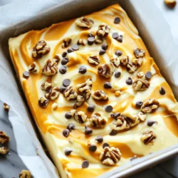 Für diesen köstlichen Fudge benötigen Sie folgende Hauptzutaten: - 2 Tassen weiße Schokoladenstückchen - 1 Tasse Kürbispüree - 1 Tasse Frischkäse, weich gemacht - 1/2 Tasse gesüßte Kondensmilch - 1 Teelöffel Vanilleextrakt - 1 Teelöffel Kürbiskuchengewürz - 1/4 Teelöffel Salz Diese Zutaten geben dem Fudge seine cremige Textur und den reichen Geschmack. Die weiße Schokolade sorgt für die süße Basis. Das Kürbispüree bringt den herbstlichen Geschmack, während der Frischkäse die Mischung schön cremig macht. Um das Fudge noch interessanter zu machen, können Sie hinzufügen: - 1/2 Tasse gehackte Walnüsse - 1/4 Tasse Mini-Schokoladenstückchen zum Garnieren Die Walnüsse geben einen tollen Crunch. Die Mini-Schokoladenstückchen sind perfekt, um die Oberfläche zu dekorieren und mehr Schokolade zu genießen. Wählen Sie frisches Kürbispüree oder selbstgemachtes, wenn möglich. Das sorgt für mehr Geschmack. Achten Sie darauf, hochwertige weiße Schokolade zu verwenden. Sie macht einen großen Unterschied im Gesamtgeschmack. Beim Frischkäse sollten Sie auf die Marke achten, da sie die Cremigkeit beeinflusst. Frischkäse, der gut weich ist, lässt sich besser vermischen. Bereiten Sie eine 20x20 cm Backform vor. Fetten Sie die Form mit Backpapier aus. Lassen Sie an den Kanten genügend Überhang. So können Sie die Fudge später leicht herausnehmen. Nehmen Sie eine mikrowellengeeignete Schüssel und fügen Sie die weißen Schokoladenstückchen hinzu. Schmelzen Sie die Schokolade in Intervallen von 30 Sekunden. Rühren Sie nach jedem Intervall um. Die Schokolade wird glatt und glänzend sein, wenn sie fertig ist. In einer separaten Schüssel kombinieren Sie den weichen Frischkäse, das Kürbispüree und die gesüßte Kondensmilch. Fügen Sie den Vanilleextrakt, das Kürbiskuchengewürz und das Salz hinzu. Rühren Sie alles gründlich, bis die Mischung cremig und gleichmäßig ist. Teilen Sie die geschmolzene Schokolade in zwei Schüsseln auf. Geben Sie die Hälfte zur Kürbis-Käsekuchen-Mischung. Rühren Sie gut um. Gießen Sie die restliche Schokolade in die vorbereitete Backform. Verteilen Sie sie gleichmäßig. Geben Sie mit einem Löffel Kleckse der Kürbis-Käsekuchen-Mischung darauf. Marmorieren Sie die Mischung mit einem Messer oder Holzspieß. Kühlen Sie die Fudge mindestens 4 Stunden, bis sie fest ist. Nach der Kühlzeit verwenden Sie den Überhang des Backpapiers, um die Fudge aus der Form zu heben. Schneiden Sie die Fudge in quadratische Stücke. Jetzt können Sie die leckeren Stücke genießen! Bei der Zubereitung von Kürbis Käsekuchen Swirl Fudge gibt es einige Fallstricke. Ein häufiger Fehler ist, die Schokolade zu heiß zu schmelzen. Schmelzen Sie sie in kurzen Intervallen und rühren Sie dabei um. So bleibt die Schokolade glatt. Ein weiterer Fehler ist das Mischen der Zutaten. Rühren Sie die Kürbis-Käsekuchen-Mischung nicht zu lange, um die Luftigkeit zu erhalten. Achten Sie darauf, die Fudge gut zu kühlen, damit sie fest wird. Das Swirl-Muster macht die Fudge besonders schön. Um es perfekt zu machen, geben Sie mit einem Löffel Kleckse der Kürbis-Käsekuchen-Mischung auf die Fudge-Basis. Verwenden Sie dann ein Messer oder einen Holzspieß. Ziehen Sie sanft von oben nach unten und von links nach rechts. So entsteht ein schönes Marmor-Muster. Seien Sie vorsichtig, nicht zu tief zu gehen, sonst vermischen sich die Schichten. Um den Geschmack zu variieren, können Sie verschiedene Gewürze hinzufügen. Zimt oder Muskatnuss sind tolle Ergänzungen. Für eine Schokoladen-Variante fügen Sie Kakaopulver zur Fudge-Basis hinzu. Auch Nüsse wie Pekannüsse sind eine gute Wahl. Sie geben der Fudge einen tollen Crunch. Probieren Sie auch verschiedene Schokoladensorten, wie dunkle Schokolade, für eine neue Note. {{image_4}} Sie können die Kürbis Käsekuchen Swirl Fudge leicht anpassen. Probieren Sie verschiedene Aromen aus. Eine köstliche Idee ist, Erdnussbutter hinzuzufügen. Mischen Sie einfach etwas Erdnussbutter in die weiße Schokolade. Das gibt einen tollen Geschmack. Eine andere Option ist, Zimt oder Muskatnuss zu verwenden. Diese Gewürze passen gut zu Kürbis. Um die Fudge vegan zu machen, ersetzen Sie die weiße Schokolade durch vegane Schokolade. Nutzen Sie pflanzlichen Frischkäse und gesüßte Kondensmilch aus Pflanzen. Für glutenfreie Fudge verwenden Sie sicher glutenfreie Zutaten. Schauen Sie auf die Verpackung, um sicherzugehen. So können alle das leckere Dessert genießen. Die Fudge sieht toll aus, wenn Sie sie garnieren. Streuen Sie gehackte Walnüsse oder Mini-Schokoladenstückchen oben drauf. Für eine besondere Note können Sie Karamellsauce verwenden. Diese sorgt für einen süßen Crunch. Frische Minzblätter sind auch eine schöne, grüne Dekoration. Sie geben einen frischen Kontrast und sehen großartig aus. Um die Kürbis Käsekuchen Swirl Fudge frisch zu halten, lagern Sie sie in einem luftdichten Behälter. Verwenden Sie ein Behältnis, das die Fudge gut schützt. Legen Sie ein Blatt Backpapier zwischen die Schichten. So bleibt die Fudge weich und klebt nicht zusammen. Die Fudge bleibt bei richtiger Lagerung etwa zwei Wochen frisch. Lagern Sie sie im Kühlschrank, um die Haltbarkeit zu verlängern. Prüfen Sie die Fudge regelmäßig. Wenn Sie einen seltsamen Geruch oder Schimmel sehen, entsorgen Sie sie sofort. Um die Frische zu erhöhen, vermeiden Sie Wärmequellen und direkte Sonne. 1. Schneiden Sie die Fudge in kleine Stücke. 2. Wickeln Sie jedes Stück in Frischhaltefolie ein. 3. Legen Sie die eingewickelten Stücke in einen gefrierfesten Beutel. 4. Beschriften Sie den Beutel mit dem Datum. 5. Frieren Sie die Fudge bis zu drei Monate ein. Wenn Sie die Fudge essen möchten, nehmen Sie sie heraus und lassen Sie sie bei Raumtemperatur auftauen. Die Fudge braucht mindestens 4 Stunden, um fest zu werden. Ich empfehle, sie über Nacht im Kühlschrank zu lassen. So wird die Fudge wirklich fest und sie lässt sich besser schneiden. Ja, du kannst auch dunkle oder Milchschokolade nehmen. Das ändert den Geschmack, aber es wird immer noch lecker. Probiere es aus, um deinen Lieblingsgeschmack zu finden. Fertige Fudge findest du oft in Feinkostgeschäften oder online. Einige Bäckereien verkaufen auch saisonale Leckereien, wie diese Fudge. Es lohnt sich, nach lokalen Anbietern zu suchen. Ja, die Fudge ist glutenfrei, wenn du darauf achtest, dass alle Zutaten glutenfrei sind. Die weißen Schokoladenstückchen und die anderen Zutaten sind in der Regel glutenfrei. Um den Zuckergehalt zu senken, kannst du ungesüßte Schokolade verwenden. Du kannst auch weniger gesüßte Kondensmilch nehmen. Achte darauf, dass die Fudge trotzdem gut schmeckt. Jetzt wissen Sie, wie Sie Kürbis Käsekuchen Swirl Fudge zubereiten. Wir haben die besten Zutaten besprochen und Tipps gegeben. Die Schritt-für-Schritt-Anleitung macht das Backen einfach. Vermeiden Sie häufige Fehler und nutzen Sie Variationen für neuen Geschmack. Denken Sie an die richtigen Lagerungshinweise. So bleibt Ihre Fudge frisch. Experimentieren Sie und genießen Sie! Mit diesen Kenntnissen sind Sie gut gerüstet, um köstliche Fudge zu kreieren.