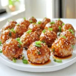 Für die Sriracha-Honig-Glasierten Fleischbällchen brauchst du: - 450 g gemahlenes Hähnchen oder Pute - 120 g Paniermehl - 30 g geriebener Parmesan - 2 Knoblauchzehen, fein gehackt - 1 Ei - 1 Teelöffel getrockneter Oregano - 1/2 Teelöffel Salz - 1/4 Teelöffel schwarzer Pfeffer Diese Zutaten sind die Basis. Sie sorgen für einen tollen Geschmack und die richtige Textur. Das gemahlene Fleisch gibt dir die saftige Grundlage. Parmesan fügt Tiefe hinzu. Die Mischung aus Paniermehl und Ei hilft, die Fleischbällchen zusammenzuhalten. Zusätzlich zu den Hauptzutaten verwenden wir: - 60 ml Honig - 2-3 Esslöffel Sriracha (nach Geschmack anpassen) - 1 Esslöffel Sojasauce - 1 Teelöffel Sesamöl Diese Zutaten geben den Fleischbällchen ihren besonderen Kick. Der Honig sorgt für Süße, während Sriracha die Schärfe bringt. Sojasauce fügt Umami hinzu, und Sesamöl rundet den Geschmack ab. Du kannst die Sriracha-Menge nach deinem Geschmack anpassen, um die Schärfe zu steuern. Für die Garnitur brauchst du: - 1 Esslöffel Sesamsamen (zur Garnitur) - Gehackte Frühlingszwiebeln (zur Garnitur) Die Garnituren bringen Farbe und Textur auf den Teller. Sesamsamen fügen Crunch hinzu, und die Frühlingszwiebeln bringen Frische. Diese einfachen Zutaten machen das Gericht noch ansprechender. Heize deinen Ofen auf 200°C vor. Nimm ein Backblech und lege Backpapier darauf. Das verhindert, dass die Fleischbällchen kleben bleiben. Gib in eine große Schüssel das gemahlene Hähnchen oder die Pute. Füge Paniermehl, Parmesan, den gehackten Knoblauch, das Ei, Oregano, Salz und Pfeffer hinzu. Mische alles gut, bis die Masse gleichmäßig aussieht. Nimm eine kleine Menge der Fleischmasse und forme sie zu Bällchen. Die Bällchen sollten etwa 2,5 cm groß sein. Lege sie gleichmäßig auf das Backblech. In einer separaten Schüssel mische den Honig, Sriracha, Sojasauce und Sesamöl. Rühre alles gut durch. Du kannst die Sriracha nach deinem Geschmack anpassen. Streiche die Hälfte der Glasur gleichmäßig auf die Fleischbällchen. Backe sie im Ofen für etwa 20 Minuten. Nach 20 Minuten nimm die Bällchen heraus und bestreiche sie mit der restlichen Glasur. Setze sie für weitere 5 Minuten in den Ofen, um die Glasur zu karamellisieren. Lass die Fleischbällchen nach dem Backen kurz ruhen. Garniere sie mit Sesamsamen und gehackten Frühlingszwiebeln. Um die Dichte der Fleischbällchen zu ändern, können Sie die Zutaten variieren. Wenn Sie saftigere Bällchen wollen, fügen Sie mehr Paniermehl oder ein weiteres Ei hinzu. Mögen Sie es lieber fest? Reduzieren Sie das Paniermehl. Experimentieren Sie mit der Mischung, um die perfekte Textur zu finden. Die Schärfe der Sriracha ist wichtig. Beginnen Sie mit zwei Esslöffeln und probieren Sie die Glasur. Fügen Sie mehr hinzu, wenn Sie es schärfer mögen. Auch die Qualität der Sriracha kann den Geschmack beeinflussen. Wählen Sie eine Marke, die Ihnen gefällt, um die besten Ergebnisse zu erzielen. Backen ist einfach und macht weniger Sauerei. Die Fleischbällchen garen gleichmäßig und werden leicht braun. Das Braten gibt jedoch einen köstlichen, knusprigen Rand. Wenn Sie Braten bevorzugen, achten Sie darauf, die Bällchen nicht zu lange zu kochen, damit sie nicht trocken werden. Beide Methoden sind lecker, wählen Sie die, die Ihnen am besten gefällt! {{image_4}} Für eine vegetarische Variante können Sie schwarze Bohnen oder Linsen verwenden. Diese Zutaten geben einen tollen Geschmack und die richtige Textur. Mischen Sie sie mit Paniermehl und Gewürzen. Fügen Sie auch etwas geriebenen Käse hinzu, um die Bindung zu verbessern. Verwenden Sie die gleiche Glasur aus Honig und Sriracha, um den Geschmack zu verstärken. Wenn Sie kein Hähnchen oder Pute mögen, probieren Sie Rinder- oder Schweinehackfleisch. Diese Fleischsorten bringen ihren eigenen, reichen Geschmack. Stellen Sie sicher, dass Sie die Gewürze anpassen, um die Aromen zu ergänzen. Mischen Sie etwas mehr Oregano oder Pfeffer, um den Geschmack zu intensivieren. Um das Rezept aufregender zu machen, fügen Sie exotische Gewürze hinzu. Zum Beispiel, versuchen Sie Kreuzkümmel oder Koriander für eine neue Dimension. Eine Prise Zimt kann auch den Geschmack vertiefen. Experimentieren Sie mit diesen Gewürzen, um Ihre eigene Note zu finden. Wenn Sie Fleischbällchen übrig haben, lassen Sie sie abkühlen. Legen Sie sie in einen luftdichten Behälter. So bleiben sie frisch. Sie können die Reste bis zu drei Tage im Kühlschrank aufbewahren. Achten Sie darauf, die Fleischbällchen gut abzudecken, um Gerüche zu vermeiden. Um die Fleischbällchen länger zu lagern, frieren Sie sie ein. Legen Sie sie auf ein Backblech und frieren Sie sie zuerst ein. Sobald sie fest sind, können Sie sie in einen Gefrierbeutel geben. So sparen Sie Platz. Die gefrorenen Fleischbällchen sind bis zu drei Monate haltbar. Denken Sie daran, sie vor dem Kochen über Nacht im Kühlschrank auftauen zu lassen. Zum Aufwärmen der Fleischbällchen geben Sie sie in den Ofen. Heizen Sie den Ofen auf 180 °C vor. Legen Sie die Fleischbällchen auf ein Backblech und backen Sie sie etwa 10 bis 15 Minuten lang. So bleiben sie saftig. Sie können die Fleischbällchen auch in der Mikrowelle erwärmen. Achten Sie jedoch darauf, sie nicht zu lange zu erhitzen, da sie trocken werden können. Servieren Sie sie mit frischer Glasur für extra Geschmack. Sie können die Sriracha-Honig-Glasierten Fleischbällchen bis zu drei Tage im Kühlschrank aufbewahren. Stellen Sie sicher, dass sie gut abgedeckt sind. Um die Frische zu erhalten, nutzen Sie einen luftdichten Behälter. Ja, Sie können Sriracha durch andere scharfe Soßen ersetzen. Eine gute Wahl ist Frank's Hot Sauce oder scharfe BBQ-Sauce. Passen Sie die Menge nach Ihrem Geschmack an. Diese Fleischbällchen passen gut zu verschiedenen Beilagen. Servieren Sie sie mit Reis oder asiatischen Nudeln. Ein frischer Salat oder gedämpftes Gemüse sind ebenfalls tolle Optionen. Die Schärfe hängt von der Menge Sriracha ab, die Sie verwenden. Für weniger Schärfe, reduzieren Sie die Sriracha-Menge. Sie können auch milde Soßen hinzufügen, um die Schärfe zu verringern. Die Sriracha-Honig-Glasierten Fleischbällchen sind einfach lecker. Wir haben die Zutaten, die Zubereitung und die besten Tipps besprochen. Du kannst das Rezept anpassen, um Vielfalt zu schaffen. Denke daran, die Reste richtig zu lagern. So bleiben sie frisch. Probiere das Rezept aus und bring etwas Abenteuer in deine Küche. Es macht Spaß, mit Aromen zu spielen. Viel Freude beim Kochen!