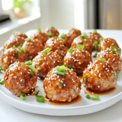 Für die Sriracha-Honig-Glasierten Fleischbällchen brauchst du: - 450 g gemahlenes Hähnchen oder Pute - 120 g Paniermehl - 30 g geriebener Parmesan - 2 Knoblauchzehen, fein gehackt - 1 Ei - 1 Teelöffel getrockneter Oregano - 1/2 Teelöffel Salz - 1/4 Teelöffel schwarzer Pfeffer Diese Zutaten sind die Basis. Sie sorgen für einen tollen Geschmack und die richtige Textur. Das gemahlene Fleisch gibt dir die saftige Grundlage. Parmesan fügt Tiefe hinzu. Die Mischung aus Paniermehl und Ei hilft, die Fleischbällchen zusammenzuhalten. Zusätzlich zu den Hauptzutaten verwenden wir: - 60 ml Honig - 2-3 Esslöffel Sriracha (nach Geschmack anpassen) - 1 Esslöffel Sojasauce - 1 Teelöffel Sesamöl Diese Zutaten geben den Fleischbällchen ihren besonderen Kick. Der Honig sorgt für Süße, während Sriracha die Schärfe bringt. Sojasauce fügt Umami hinzu, und Sesamöl rundet den Geschmack ab. Du kannst die Sriracha-Menge nach deinem Geschmack anpassen, um die Schärfe zu steuern. Für die Garnitur brauchst du: - 1 Esslöffel Sesamsamen (zur Garnitur) - Gehackte Frühlingszwiebeln (zur Garnitur) Die Garnituren bringen Farbe und Textur auf den Teller. Sesamsamen fügen Crunch hinzu, und die Frühlingszwiebeln bringen Frische. Diese einfachen Zutaten machen das Gericht noch ansprechender. Heize deinen Ofen auf 200°C vor. Nimm ein Backblech und lege Backpapier darauf. Das verhindert, dass die Fleischbällchen kleben bleiben. Gib in eine große Schüssel das gemahlene Hähnchen oder die Pute. Füge Paniermehl, Parmesan, den gehackten Knoblauch, das Ei, Oregano, Salz und Pfeffer hinzu. Mische alles gut, bis die Masse gleichmäßig aussieht. Nimm eine kleine Menge der Fleischmasse und forme sie zu Bällchen. Die Bällchen sollten etwa 2,5 cm groß sein. Lege sie gleichmäßig auf das Backblech. In einer separaten Schüssel mische den Honig, Sriracha, Sojasauce und Sesamöl. Rühre alles gut durch. Du kannst die Sriracha nach deinem Geschmack anpassen. Streiche die Hälfte der Glasur gleichmäßig auf die Fleischbällchen. Backe sie im Ofen für etwa 20 Minuten. Nach 20 Minuten nimm die Bällchen heraus und bestreiche sie mit der restlichen Glasur. Setze sie für weitere 5 Minuten in den Ofen, um die Glasur zu karamellisieren. Lass die Fleischbällchen nach dem Backen kurz ruhen. Garniere sie mit Sesamsamen und gehackten Frühlingszwiebeln. Um die Dichte der Fleischbällchen zu ändern, können Sie die Zutaten variieren. Wenn Sie saftigere Bällchen wollen, fügen Sie mehr Paniermehl oder ein weiteres Ei hinzu. Mögen Sie es lieber fest? Reduzieren Sie das Paniermehl. Experimentieren Sie mit der Mischung, um die perfekte Textur zu finden. Die Schärfe der Sriracha ist wichtig. Beginnen Sie mit zwei Esslöffeln und probieren Sie die Glasur. Fügen Sie mehr hinzu, wenn Sie es schärfer mögen. Auch die Qualität der Sriracha kann den Geschmack beeinflussen. Wählen Sie eine Marke, die Ihnen gefällt, um die besten Ergebnisse zu erzielen. Backen ist einfach und macht weniger Sauerei. Die Fleischbällchen garen gleichmäßig und werden leicht braun. Das Braten gibt jedoch einen köstlichen, knusprigen Rand. Wenn Sie Braten bevorzugen, achten Sie darauf, die Bällchen nicht zu lange zu kochen, damit sie nicht trocken werden. Beide Methoden sind lecker, wählen Sie die, die Ihnen am besten gefällt! {{image_4}} Für eine vegetarische Variante können Sie schwarze Bohnen oder Linsen verwenden. Diese Zutaten geben einen tollen Geschmack und die richtige Textur. Mischen Sie sie mit Paniermehl und Gewürzen. Fügen Sie auch etwas geriebenen Käse hinzu, um die Bindung zu verbessern. Verwenden Sie die gleiche Glasur aus Honig und Sriracha, um den Geschmack zu verstärken. Wenn Sie kein Hähnchen oder Pute mögen, probieren Sie Rinder- oder Schweinehackfleisch. Diese Fleischsorten bringen ihren eigenen, reichen Geschmack. Stellen Sie sicher, dass Sie die Gewürze anpassen, um die Aromen zu ergänzen. Mischen Sie etwas mehr Oregano oder Pfeffer, um den Geschmack zu intensivieren. Um das Rezept aufregender zu machen, fügen Sie exotische Gewürze hinzu. Zum Beispiel, versuchen Sie Kreuzkümmel oder Koriander für eine neue Dimension. Eine Prise Zimt kann auch den Geschmack vertiefen. Experimentieren Sie mit diesen Gewürzen, um Ihre eigene Note zu finden. Wenn Sie Fleischbällchen übrig haben, lassen Sie sie abkühlen. Legen Sie sie in einen luftdichten Behälter. So bleiben sie frisch. Sie können die Reste bis zu drei Tage im Kühlschrank aufbewahren. Achten Sie darauf, die Fleischbällchen gut abzudecken, um Gerüche zu vermeiden. Um die Fleischbällchen länger zu lagern, frieren Sie sie ein. Legen Sie sie auf ein Backblech und frieren Sie sie zuerst ein. Sobald sie fest sind, können Sie sie in einen Gefrierbeutel geben. So sparen Sie Platz. Die gefrorenen Fleischbällchen sind bis zu drei Monate haltbar. Denken Sie daran, sie vor dem Kochen über Nacht im Kühlschrank auftauen zu lassen. Zum Aufwärmen der Fleischbällchen geben Sie sie in den Ofen. Heizen Sie den Ofen auf 180 °C vor. Legen Sie die Fleischbällchen auf ein Backblech und backen Sie sie etwa 10 bis 15 Minuten lang. So bleiben sie saftig. Sie können die Fleischbällchen auch in der Mikrowelle erwärmen. Achten Sie jedoch darauf, sie nicht zu lange zu erhitzen, da sie trocken werden können. Servieren Sie sie mit frischer Glasur für extra Geschmack. Sie können die Sriracha-Honig-Glasierten Fleischbällchen bis zu drei Tage im Kühlschrank aufbewahren. Stellen Sie sicher, dass sie gut abgedeckt sind. Um die Frische zu erhalten, nutzen Sie einen luftdichten Behälter. Ja, Sie können Sriracha durch andere scharfe Soßen ersetzen. Eine gute Wahl ist Frank's Hot Sauce oder scharfe BBQ-Sauce. Passen Sie die Menge nach Ihrem Geschmack an. Diese Fleischbällchen passen gut zu verschiedenen Beilagen. Servieren Sie sie mit Reis oder asiatischen Nudeln. Ein frischer Salat oder gedämpftes Gemüse sind ebenfalls tolle Optionen. Die Schärfe hängt von der Menge Sriracha ab, die Sie verwenden. Für weniger Schärfe, reduzieren Sie die Sriracha-Menge. Sie können auch milde Soßen hinzufügen, um die Schärfe zu verringern. Die Sriracha-Honig-Glasierten Fleischbällchen sind einfach lecker. Wir haben die Zutaten, die Zubereitung und die besten Tipps besprochen. Du kannst das Rezept anpassen, um Vielfalt zu schaffen. Denke daran, die Reste richtig zu lagern. So bleiben sie frisch. Probiere das Rezept aus und bring etwas Abenteuer in deine Küche. Es macht Spaß, mit Aromen zu spielen. Viel Freude beim Kochen!