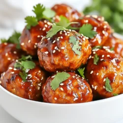 Für Teriyaki-Putenfleischbällchen brauchst du folgende Hauptzutaten: - 450 g gemahlenes Putenfleisch - 60 ml Semmelbrösel - 60 ml Frühlingszwiebeln, fein gehackt - 1 Ei, verquirlt - 2 Knoblauchzehen, gehackt - 1 Esslöffel frischer Ingwer, gerieben Diese Zutaten bringen viel Geschmack und die richtige Textur. Das Putenfleisch ist mager und gesund. Die Semmelbrösel helfen, die Fleischbällchen zusammenzuhalten. Frühlingszwiebeln, Knoblauch und Ingwer geben einen tollen Geschmack. Um die Teriyaki-Putenfleischbällchen lecker zu machen, benötigst du: - 60 ml natriumarme Sojasauce - 60 ml Honig - 1 Esslöffel Sesamöl - 1 Esslöffel Reisessig - 1 Esslöffel Maisstärke, vermischt mit 30 ml Wasser (zum Andicken) Die Sojasauce ist salzig und umami. Honig fügt Süße hinzu. Sesamöl gibt einen nussigen Geschmack. Reisessig bringt Frische und Säure. Die Maisstärke sorgt dafür, dass die Sauce schön dick wird. Zu deinen Teriyaki-Putenfleischbällchen passen einige Beilagen sehr gut: - Gedämpfter Reis - Frisches Gemüse, wie Brokkoli oder Karotten - Salat mit Sesam-Dressing Reis ist perfekt, um die Sauce aufzusaugen. Gedämpftes Gemüse bringt Farbe und Nährstoffe auf den Teller. Ein frischer Salat rundet das Gericht ab und sorgt für einen knackigen Biss. {{ingredient_image_2}} Heize deinen Ofen auf 200°C vor. Das hilft den Fleischbällchen, gleichmäßig zu garen. Lege ein Backblech mit Backpapier aus. So sparst du Zeit beim Aufräumen und die Bällchen kleben nicht fest. Nimm eine große Schüssel. Gib dort das gemahlene Putenfleisch, die Semmelbrösel und die fein gehackten Frühlingszwiebeln hinein. Füge das verquirlte Ei, den gehackten Knoblauch und den geriebenen Ingwer hinzu. Mische alle Zutaten vorsichtig. Achte darauf, dass du das Fleisch nicht zu stark bearbeitest. Forme mit deinen Händen kleine Bällchen, etwa 2,5 cm groß. Lege sie auf das vorbereitete Backblech. Backe die Fleischbällchen für 20 bis 25 Minuten. Sie sollten durchgegart und goldbraun sein. Während die Fleischbällchen backen, nimm einen kleinen Topf. Gib die Sojasauce, den Honig, das Sesamöl, den Reisessig und etwas frischen Ingwer hinein. Lasse die Mischung vorsichtig köcheln. Wenn die Mischung köchelt, rühre die Maisstärke-Wasser-Mischung ein. Koche es weitere 2 bis 3 Minuten. Die Sauce sollte dick werden. Nimm den Topf vom Herd. Nach dem Backen gib die Fleischbällchen in eine große Schüssel. Gieße die Teriyaki-Sauce darüber und rühre vorsichtig um. Garniere die Fleischbällchen mit Sesamkörnern und frischem Koriander. Um die besten Fleischbällchen zu machen, achte auf die Mischung. Mische die Zutaten sanft, damit das Putenfleisch nicht zäh wird. Wenn du die Mischung zu lange bearbeitest, wird das Ergebnis trocken und fest. Halte die Größe der Fleischbällchen gleich, damit sie gleichmäßig garen. Wenn du keine Sojasauce hast, nutze Tamari oder Kokosaminos. Diese sind glutenfrei und weniger salzig. Du kannst auch Teriyaki-Sauce verwenden, um den Geschmack zu intensivieren. Experimentiere mit verschiedenen Sojasaucen. Jede hat ihren eigenen Geschmack und bringt neue Aromen in dein Gericht. Die Präsentation ist wichtig! Serviere die Fleischbällchen in einer schönen Schüssel. Garniere sie mit Sesamkörnern und frischem Koriander. Diese Zutaten sorgen für Farbe und Geschmack. Du kannst auch ein paar Frühlingszwiebeln darüber streuen. Für einen zusätzlichen Kick, biete Chili-Öl zum Dippen an. Pro Tipps Das richtige Fleisch wählen: Verwenden Sie frisches, qualitativ hochwertiges Putenfleisch für die besten Ergebnisse. Tiefgefrorenes Fleisch kann die Textur der Bällchen beeinträchtigen. Fleischbällchen gleichmäßig formen: Achten Sie darauf, die Fleischbällchen gleichmäßig zu formen, damit sie gleichmäßig garen und die gleiche Textur haben. Für extra Geschmack marinieren: Lassen Sie die geformten Fleischbällchen vor dem Backen eine halbe Stunde in der Teriyaki-Sauce marinieren, um den Geschmack zu intensivieren. Gesunde Beilagen: Servieren Sie die Fleischbällchen mit gedämpftem Gemüse oder einem frischen Salat für eine ausgewogene Mahlzeit. {{image_4}} Für eine Low-Carb-Version der Teriyaki-Sauce können Sie den Honig durch einen Süßstoff ersetzen. Erythrit ist eine gute Wahl. Verwenden Sie dazu die gleiche Menge wie im Rezept. Dies senkt die Kohlenhydrate und macht die Sauce leichter. Achten Sie darauf, die Sojasauce natriumarm zu wählen. So bleibt die Sauce herzhaft, ohne unnötige Kalorien. Wenn Sie eine vegetarische Option suchen, versuchen Sie Tofu oder Tempeh. Schneiden Sie sie in kleine Stücke und marinieren Sie sie in der Teriyaki-Sauce. Dann backen Sie sie wie die Fleischbällchen. Sie können auch Linsen oder Kichererbsen verwenden, um eine fleischlose Variante zu machen. Mischen Sie sie mit Semmelbröseln und Gewürzen, um eine köstliche Alternative zu schaffen. Für glutenfreie Teriyaki-Putenfleischbällchen ersetzen Sie die Sojasauce mit einer glutenfreien Variante. Es gibt viele Marken auf dem Markt, die gut schmecken. Achten Sie auch bei den Semmelbröseln auf glutenfreie Optionen. Diese Anpassungen ermöglichen ein sicheres Essen für alle mit Glutenunverträglichkeit. Es ist wichtig, auf die Zutatenliste zu schauen, um Allergene zu vermeiden. Wenn Sie Fleischbällchen übrig haben, bewahren Sie sie in einem luftdichten Behälter auf. Legen Sie die Fleischbällchen zwischen Schichten von Backpapier, damit sie nicht zusammenkleben. So bleibt die Textur gut. Stellen Sie den Behälter in den Kühlschrank. So bleiben die Fleischbällchen frisch für bis zu drei Tage. Um die Fleischbällchen einzufrieren, legen Sie sie auf ein Backblech. Lassen Sie sie zuerst anfrieren, dann können Sie sie in einen Gefrierbeutel umpacken. So vermeiden Sie, dass sie zusammenkleben. Die Fleischbällchen sind bis zu drei Monate haltbar. Zum Wiederaufwärmen, nehmen Sie sie einfach aus dem Gefrierfach. Lassen Sie sie im Kühlschrank über Nacht auftauen. Danach können Sie sie im Ofen oder in der Mikrowelle aufwärmen, bis sie heiß sind. Im Kühlschrank sind die Teriyaki-Putenfleischbällchen bis zu drei Tage gut. Achten Sie darauf, dass sie immer gut verpackt sind. Im Gefrierschrank halten sie bis zu drei Monate. Überprüfen Sie regelmäßig, ob sie noch gut sind. Wenn sie unangenehm riechen oder seltsam aussehen, werfen Sie sie weg. Sicherheit geht vor! Du kannst die Teriyaki-Putenfleischbällchen im Kühlschrank für bis zu drei Tage aufbewahren. Achte darauf, sie in einem luftdichten Behälter zu lagern. So bleiben sie frisch und lecker. Wenn du die Fleischbällchen länger aufbewahren möchtest, friere sie ein. Sie halten sich bis zu drei Monate im Gefrierfach. Ja, du kannst die Fleischbällchen im Voraus zubereiten. Mische die Zutaten und forme die Bällchen. Lege sie dann auf ein Backblech und decke sie mit Frischhaltefolie ab. Du kannst sie bis zu einem Tag im Kühlschrank aufbewahren. Wenn du bereit bist, sie zu backen, entferne die Folie und backe sie wie gewohnt. Es gibt viele leckere Beilagen, die gut zu diesen Fleischbällchen passen. Du kannst gedämpften Reis oder Quinoa servieren. Auch gebratenes Gemüse ist eine tolle Idee. Für einen frischen Geschmack kannst du einen Gurkensalat hinzufügen. Diese Beilagen ergänzen die Aromen der Teriyaki-Sauce perfekt. Um die Teriyaki-Sauce schärfer zu machen, füge einfach etwas rote Chiliflocken oder frische Chilis hinzu. Du kannst auch Sriracha oder eine andere scharfe Sauce verwenden. Beginne mit einer kleinen Menge und taste dich langsam vor. So kannst du die Schärfe nach deinem Geschmack anpassen. Teriyaki-Putenfleischbällchen sind lecker und einfach zuzubereiten. Wir haben die Hauptzutaten, die Zubereitung und viele Tipps besprochen. Sie können die Mischung anpassen, um anderen Diäten gerecht zu werden. Auch das Lagern und Aufbewahren der Fleischbällchen wurde erklärt. Das macht dieses Gericht flexibel für jeden. Mit den richtigen Zutaten und ein paar Tricks gelingt es dir leicht. Probiere es aus und genieße die Vielfalt!