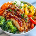 - 2 Hähnchenbrustfilets - Gochujang und Sojasauce - Gemüse (Brokkoli, Karotte, Paprika) Die Hauptzutaten für die Korean Gochujang Chicken Bowls sind einfach. Ich beginne mit zwei Hähnchenbrustfilets. Diese sind mager und leicht zuzubereiten. Du schneidest sie in Scheiben, so dass sie schnell gar werden. Gochujang ist die Seele dieses Gerichts. Diese rote Chilipaste gibt es in jedem asiatischen Laden. Sie hat einen süßen und scharfen Geschmack. Sojasauce bringt salzige und umami Aromen in die Marinade. Für das Gemüse verwende ich Brokkoli, Karotten und Paprika. Diese Farben machen das Gericht lebhaft. Brokkoli ist knackig, Karotten sind süß, und Paprika bringt Frische. - Jasminreis - Frühlingszwiebeln und Sesamsamen Jasminreis ist die perfekte Beilage. Er ist klebrig und passt gut zu der würzigen Sauce. Ich koche ihn einfach auf dem Herd. Frühlingszwiebeln und Sesamsamen sind tolle Garnierungen. Sie geben einen schönen Crunch und Frische. Wenn du sie hinzufügst, sieht das Gericht noch besser aus. - Kalorien, Proteine und Fette pro Portion Jede Portion hat etwa 450 Kalorien. Das Hähnchen liefert viel Protein. Es hat rund 30 Gramm pro Portion. Die Fette kommen von dem Sesamöl. Es sind etwa 10 Gramm Fette pro Portion enthalten. Gesunde, schmackhafte Zutaten machen dieses Gericht zur perfekten Wahl für das Abendessen. {{ingredient_image_2}} Beginne mit der Marinade. Nimm eine Schüssel und vermenge: - 2 Esslöffel Gochujang - 1 Esslöffel Sojasauce - 2 Esslöffel Honig - 1 Esslöffel Sesamöl - 2 fein gehackte Knoblauchzehen - 1 Daumen Stück geriebenen Ingwer Rühre alles gut um, bis du eine glatte Mischung hast. Jetzt ist es Zeit, das Hähnchen vorzubereiten. Nimm 2 Hähnchenbrustfilets, die in Scheiben geschnitten sind, und lege sie in die Marinade. Stelle sicher, dass das Hähnchen gleichmäßig bedeckt ist. Lass es mindestens 30 Minuten marinieren. Für mehr Geschmack kannst du das Hähnchen bis zu 2 Stunden im Kühlschrank lassen. Jetzt kümmere dich um den Reis. Nimm einen mittleren Topf und füge hinzu: - 1 Tasse Jasminreis - 2 Tassen Wasser oder Hühnerbrühe Bringe das Wasser zum Kochen. Reduziere die Hitze und decke den Topf ab. Lass den Reis für etwa 15-20 Minuten köcheln, bis er fluffig ist. Wenn der Reis fertig ist, nimm ihn vom Herd und lasse ihn kurz ruhen. Für das Gemüse erhitze etwas Sesamöl in einer großen Pfanne oder einem Wok. Füge hinzu: - 1 Tasse Brokkoliröschen - 1 Karotte, in feinen Streifen geschnitten - 1 Paprika, in Scheiben geschnitten Brate das Gemüse 5-7 Minuten lang an, bis es zart, aber noch knackig ist. Nimm das Gemüse aus der Pfanne und stelle es beiseite. Jetzt ist es Zeit, das Hähnchen zu braten. Verwende die gleiche Pfanne und füge das marinierte Hähnchen hinzu. Koche es bei mittlerer bis hoher Hitze für etwa 7-10 Minuten. Rühre oft um, bis das Hähnchen gut durchgegart und leicht karamelisiert ist. Jetzt bist du bereit, die Schüsseln anzurichten! Um die besten Aromen zu erreichen, nutze frische Zutaten. Gochujang bringt eine tiefe Schärfe und Süße. Vermeide alte Gewürze, da sie den Geschmack mindern. Probiere auch, etwas geröstetes Sesamöl hinzuzufügen. Das verstärkt den Nussgeschmack und macht das Gericht reichhaltiger. Die Marinierungszeit ist wichtig. Lasse das Hähnchen mindestens 30 Minuten marinieren. Für intensiveren Geschmack, marinieren bis zu 2 Stunden. So zieht die Marinade tief ins Fleisch ein. Das macht das Hähnchen zart und voll im Geschmack. Für dieses Gericht sind einige Utensilien wichtig. Eine große Pfanne oder ein Wok eignet sich gut zum Braten. Verwende einen mittleren Topf für den Reis. Ein Holzlöffel hilft beim Rühren des Hähnchens und Gemüses. Ein gutes Schneidebrett und ein scharfes Messer erleichtern das Schneiden der Zutaten. Profi Tipps Marinierzeit optimieren: Lassen Sie das Hähnchen mindestens 2 Stunden im Kühlschrank marinieren, um den vollen Geschmack der Gewürze zu entfalten. Reis perfekt kochen: Verwenden Sie Hühnerbrühe anstelle von Wasser für mehr Geschmack im Reis. Gemüse frisch halten: Braten Sie das Gemüse erst kurz vor dem Servieren an, damit es knackig bleibt und seine Farben behält. Serviervorschlag: Fügen Sie frische Kräuter wie Koriander oder Minze hinzu, um dem Gericht zusätzlichen Geschmack und Farbe zu verleihen. {{image_4}} Wenn du kein Hähnchen magst oder eine pflanzliche Option suchst, probiere Tofu oder Tempeh. Diese Alternativen nehmen die Marinade gut auf und bringen tollen Geschmack. Du kannst Tofu in Würfel schneiden und in der gleichen Marinade wie das Hähnchen einlegen. Tempeh hat einen nussigen Geschmack, der gut zu Gochujang passt. Beide Optionen sind leicht zuzubereiten und bieten dir eine gesunde Mahlzeit. Du kannst das Rezept mit anderen Gewürzen aufpeppen. Zum Beispiel, füge etwas Knoblauchpulver oder Paprikapulver hinzu, um mehr Tiefe zu erreichen. Wenn du es schärfer magst, kannst du auch Chiliflocken verwenden. Für einen süßeren Geschmack probiere einen Spritzer Limettensaft oder einen Hauch von Koriander. Experimentiere mit verschiedenen Soßen wie Teriyaki oder BBQ, um deinen eigenen Twist zu finden. Die Präsentation ist wichtig! Du kannst die Gochujang-Hähnchenbowls mit frischen Kräutern wie Koriander oder Petersilie dekorieren. Weitere Beilagen könnten Avocado, Radieschen oder sogar eingelegtes Gemüse sein. Denke daran, die Schüsseln bunt zu gestalten, um das Essen noch einladender zu machen. Diese kleinen Details machen dein Gericht nicht nur lecker, sondern auch schön anzusehen. Wenn du Reste hast, lagere sie in einem luftdichten Behälter. Lass das Essen zuerst auf Raumtemperatur abkühlen. Stelle den Behälter dann in den Kühlschrank. Du kannst die Reste auch einfrieren. Teile das Essen in Portionen auf. Das macht das Auftauen einfacher. Im Kühlschrank sind die Reste etwa 3 bis 4 Tage haltbar. Wenn du die Reste eingefroren hast, bleiben sie bis zu 3 Monate frisch. Achte darauf, die Reste gut zu verpacken, um Gefrierbrand zu vermeiden. Um die Reste wieder zu wärmen, benutze die Mikrowelle. Stelle die Mikrowelle auf mittlere Hitze. Decke die Schüssel ab, damit das Essen gleichmäßig warm wird. Rühre das Essen zwischendurch um. So wird alles gleichmäßig heiß. Du kannst das Essen auch in einer Pfanne auf dem Herd erhitzen. Das sorgt für einen besseren Geschmack. Wenn du keinen Gochujang hast, gibt es Alternativen. Du kannst eine Mischung aus scharfer Chilipaste und Miso verwenden. Ein anderes gutes Ersatzprodukt ist Sriracha, gemischt mit ein wenig Honig. Das gibt dir die Süße und Schärfe, die du brauchst. Verwende etwa zwei Esslöffel von jedem, um den Gochujang zu ersetzen. Ja, dieses Gericht hat einen milden bis mittleren Schärfegrad. Gochujang hat eine angenehme Wärme, die nicht zu überwältigend ist. Wenn du es weniger scharf magst, verwende weniger Gochujang. Du kannst auch die Menge an Honig erhöhen, um die Schärfe etwas auszugleichen. Ja, du kannst das Rezept nach deinem Geschmack ändern. Füge dein Lieblingsgemüse hinzu, wie Zucchini oder Erbsen. Wenn du kein Hähnchen magst, kannst du Tofu oder Garnelen verwenden. Für eine glutenfreie Option, ersetze die Sojasauce durch Tamari. Experimentiere mit den Zutaten, um deinen perfekten Gochujang Chicken Bowl zu finden. In diesem Artikel habe ich die wichtigsten Zutaten und Schritte für ein schmackhaftes Hähnchengericht vorgestellt. Wir haben über Marinade, Zubereitung und Garnierungen gesprochen. Zudem gab es Tipps, um den Geschmack zu verbessern und Variationen für Vegetarier. Denken Sie daran, Reste gut zu lagern und beim Erwärmen vorsichtig zu sein. Es gibt viele Wege, dieses Gericht anzupassen. Kochen soll Spaß machen. Probieren Sie verschiedene Zutaten aus und finden Sie Ihren Favoriten!