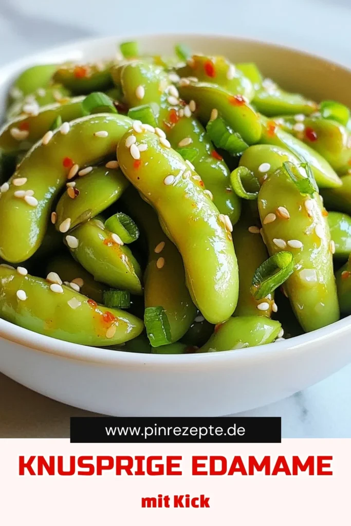 Entdecke das köstliche Rezept für Chili Knoblauch Edamame! Dieses einfach zuzubereitende Edamame Rezept ist der perfekte gesunde Snack aus der asiatischen Küche. Frisch und aromatisch mit Knoblauch, Chili und einem Hauch von Sojasauce, wird es zum Star deiner nächsten Snackpause. Probiere es aus und verwandele deine Ernährung mit diesem veganen Rezept! Speichere dir das Rezept jetzt! #ChiliKnoblauchEdamame #GesundeSnacks #AsiatischeKüche #VeganRezept