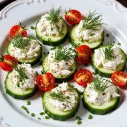 Um diese leckeren Häppchen zu machen, brauchst du: - 2 große Gurken - 1 Tasse Frischkäse, weich - 1 Esslöffel frischer Dill, gehackt - 1 Teelöffel Zitronensaft - 1 Teelöffel Knoblauchpulver - 1 Teelöffel Zwiebelpulver - 2 Teelöffel Alles Bagel Gewürz - Kirschtomaten, halbiert (zur Garnitur) - Frische Schnittlauch, gehackt (zur Garnitur) Diese Zutaten sorgen für einen frischen und tollen Geschmack. Der Frischkäse gibt eine schöne Basis, und die Gewürze bringen den typischen Alles Bagel Geschmack. Wähle Gurken, die fest und glänzend sind. Sie sollten keine weichen Stellen oder Flecken haben. Achte darauf, dass die Gurken eine gleichmäßige Farbe haben. Je frischer die Gurke, desto besser wird dein Gericht. Kaufe Gurken, die im Kühlschrank gelagert sind. So bleiben sie knackig und frisch. Wenn du sie selbst anbaust, ernte sie am besten am Vormittag. Dann sind sie voller Feuchtigkeit. Wenn du etwas Abwechslung willst, probiere andere Käsesorten. Ricotta oder Hüttenkäse sind gute Alternativen. Du kannst auch verschiedene Kräuter verwenden, wie Petersilie oder Basilikum. Für einen schärferen Geschmack füge etwas Chili-Pulver hinzu. Du kannst sogar andere Gemüsesorten verwenden, wie Karotten oder Paprika, um die Häppchen bunter zu machen. {{ingredient_image_2}} Zuerst wasche die Gurken gut unter fließendem Wasser. Es ist wichtig, den Schmutz zu entfernen. Danach schneide die Gurken in etwa 2,5 cm dicke Scheiben. Diese Dicke sorgt für den perfekten Biss. Lege die geschnittenen Scheiben auf ein Küchentuch, um überschüssiges Wasser zu entfernen. So bleibt dein Häppchen nicht matschig. Nimm eine Rührschüssel und gebe den weichen Frischkäse hinein. Füge dann den gehackten Dill, Zitronensaft, Knoblauchpulver und Zwiebelpulver hinzu. Diese Zutaten machen die Mischung frisch und würzig. Rühre alles gut mit einem Handmixer oder einem Löffel, bis die Masse glatt ist. Achte darauf, dass keine Klumpen bleiben. So wird die Frischkäsemischung schön cremig. Jetzt ist es Zeit, die Gurkenscheiben zu belegen. Richte die Scheiben auf einem Servierteller an. Nimm einen Löffel oder eine Spritztüte und setze eine Portion der Frischkäsemischung darauf. Streue dann das Alles Bagel Gewürz großzügig darüber. Dieses Gewürz gibt den Gurkenhäppchen ihren besonderen Geschmack. Garniere die Häppchen mit halbierten Kirschtomaten und gehacktem Schnittlauch. So sehen sie nicht nur gut aus, sondern schmecken auch toll. Am besten servierst du sie sofort, um die frische Textur zu genießen. Du kannst die Alles Bagel Gurken Häppchen anpassen. Füge zum Beispiel gehackte Oliven oder Paprika zur Frischkäsemischung hinzu. Das bringt einen neuen Geschmack. Auch andere Kräuter wie Petersilie oder Schnittlauch sind eine gute Wahl. Wenn du es schärfer magst, füge etwas Cayennepfeffer hinzu. Diese kleinen Änderungen machen das Rezept interessanter. Um die Gurken frisch zu halten, lege sie in einen luftdichten Behälter. Das hilft, die Feuchtigkeit zu bewahren. Du kannst die Häppchen auch 30 Minuten im Kühlschrank lagern. Achte darauf, dass sie gut abgedeckt sind. So bleibt die Textur knackig und der Geschmack frisch. Zu lange im Kühlschrank können sie weich werden. Zu diesen Häppchen passen viele Beilagen. Serviere sie mit knusprigen Crackern oder frischem Gemüse. Auch ein leichter Salat ist eine gute Wahl. Bei den Getränken sind Sprudelwasser oder ein frischer Eistee perfekt. Diese Optionen ergänzen die Aromen der Gurken und des Frischkäses gut. Pro Tipps Gurken vorbereiten: Wählen Sie frische und feste Gurken, um die beste Textur für Ihre Häppchen zu gewährleisten. Frischkäse variieren: Experimentieren Sie mit verschiedenen Geschmacksrichtungen von Frischkäse, wie z.B. Kräuter oder Paprika, um neue Aromen zu entdecken. Alles Bagel Gewürz selbst machen: Mischen Sie Sesam, Mohn, Knoblauchpulver, Zwiebelpulver und Salz, um Ihr eigenes würziges Topping zu kreieren. Servieren und genießen: Diese Häppchen sind am besten frisch, aber Sie können sie bis zu 30 Minuten im Kühlschrank aufbewahren, um sie kühl zu halten. {{image_4}} Wenn du eine vegane Variante für Alles Bagel Gurken Häppchen suchst, probiere pflanzliche Aufstriche. Nutze zum Beispiel Soja-Joghurt oder Cashew-Creme. Diese Optionen sind cremig und lecker. Mische sie mit Dill, Zitronensaft, und Gewürzen. So bleibt der Geschmack frisch und aromatisch. Die Gewürze sind der Schlüssel zu diesem Rezept. Du kannst mit verschiedenen Gewürzen spielen. Statt Alles Bagel Gewürz, probiere Italienische Kräuter oder Paprika. Diese bringen neue Aromen. Du kannst auch etwas scharfen Senf hinzufügen, um einen Kick zu bekommen. Experimentiere und finde deine Lieblingsmischung. Die Gurke ist nicht die einzige Option. Du kannst auch Karotten oder Sellerie verwenden. Schneide sie in Scheiben oder Sticks. Diese Gemüsesorten sind knackig und gesund. Sie nehmen die Frischkäsemischung gut auf. Füge auch Radieschen hinzu, um etwas Schärfe zu bringen. Sei kreativ mit deiner Gemüseauswahl! Um die Alles Bagel Gurken Häppchen frisch zu halten, lagere sie im Kühlschrank. Verwende einen luftdichten Behälter. So bleiben die Gurken knackig und der Frischkäse bleibt cremig. Stelle sicher, dass die Häppchen nicht direkt mit Luft in Berührung kommen. Das schützt sie vor Austrocknung und dem Verlust von Aromen. Du kannst die Gurken und die Frischkäsemischung separat vorbereiten. Schneide die Gurken am Vortag und bewahre sie in Wasser ein. So bleiben sie frisch. Bereite die Frischkäsemischung einen Tag vorher zu und stelle sie in den Kühlschrank. Am Tag des Servierens musst du nur noch alles zusammenstellen. Das spart Zeit und macht die Zubereitung einfach. Die Alles Bagel Gurken Häppchen halten sich im Kühlschrank bis zu 2 Tage. Achte darauf, sie in einem luftdichten Behälter zu lagern. Nach 48 Stunden kann die Textur der Gurken nachlassen. Daher ist es besser, sie frisch zuzubereiten, wenn du Gäste hast. So schmecken sie am besten. Die Alles Bagel Gurken Häppchen sind frisch am besten. Sie halten sich bis zu 30 Minuten bei Zimmertemperatur. Im Kühlschrank bleiben sie bis zu 2 Stunden gut. Nach dieser Zeit können die Gurken weich werden. Der Frischkäse kann sich auch trennen. Ich empfehle, die Häppchen immer frisch zu servieren. So schmecken sie am besten! Ja, die Frischkäsemischung lässt sich gut im Voraus machen. Bereiten Sie die Mischung bis zu 24 Stunden vorher vor. Lagern Sie sie in einem luftdichten Behälter im Kühlschrank. So bleibt sie frisch und lecker. Denken Sie daran, die Mischung vor dem Belegen der Gurken gut durchzurühren. So wird sie wieder schön cremig. Das Geheimnis für perfekte Gurkenscheiben liegt in der Dicke. Schneiden Sie die Gurken in etwa 2,5 cm dicke Scheiben. So sind sie stabil und halten die Füllung gut. Achten Sie darauf, frische Gurken zu wählen. Sie sollten fest und knackig sein. Waschen Sie die Gurken gründlich, um Schmutz zu entfernen. So genießen Sie den besten Geschmack! Diese Anleitung für Alles Bagel Gurken Häppchen bietet einfache Schritte und nützliche Tipps. Ich habe die besten Zutaten, Lagerungshinweise und Variationen besprochen. Du kannst dein Rezept leicht anpassen, um neue Geschmäcker zu entdecken. Denke daran, frische Gurken zu wählen und deine Mischung gut zu lagern. Mit dieser Anleitung wirst du deine Gäste beeindrucken und gesunde Snacks genießen. Sei kreativ und probiere verschiedene Kombinationen aus. Viel Spaß beim Kochen!