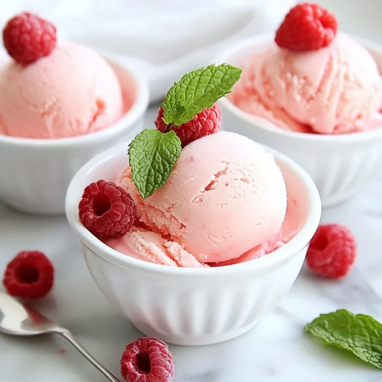 Um ein köstliches Pfirsich-Himbeer-Sorbet zu machen, benötigst du: - 3 reife Pfirsiche, entkernt und grob gehackt - 1 Tasse frische Himbeeren - 3/4 Tasse Zucker - 1 Tasse Wasser - 2 Esslöffel Zitronensaft - Eine Prise Salz Achte darauf, die Pfirsiche gut zu wählen. Sie sollten reif und saftig sein. Die Himbeeren müssen frisch und fest sein. Verwende keinen Zuckerersatz. Der Zucker hilft, die richtige Textur zu schaffen. Das Wasser dient dazu, den Zuckersirup zu bilden. Zitronensaft bringt die Aromen zum Leuchten. Eine Prise Salz balanciert die Süße perfekt. Wenn du keine frischen Pfirsiche findest, kannst du gefrorene verwenden. Achte darauf, sie vorher auftauen zu lassen. Für die Himbeeren gibt es auch gefrorene Varianten. Diese sind oft in guter Qualität. Wenn du es süßer magst, kannst du mehr Zucker hinzufügen. Für einen fruchtigeren Geschmack, probiere andere Beeren wie Erdbeeren oder Brombeeren. {{ingredient_image_2}} Um den Zuckersirup zuzubereiten, nehme ich einen kleinen Topf. Ich mische 3/4 Tasse Zucker mit 1 Tasse Wasser. Dann stelle ich den Topf auf mittlere Hitze. Ich rühre ständig, bis der Zucker ganz aufgelöst ist. Sobald das passiert, nehme ich den Topf vom Herd. Jetzt lasse ich den Sirup abkühlen. Während der Sirup abkühlt, bereite ich die Früchte vor. Ich nehme 3 reife Pfirsiche, entkerne sie und hacke sie grob. Dann gebe ich die Pfirsiche in einen Mixer. Ich füge 1 Tasse frische Himbeeren, 2 Esslöffel Zitronensaft und eine Prise Salz hinzu. Das Salz hebt die Aromen hervor und macht das Sorbet noch leckerer. Jetzt ist es Zeit zu pürieren! Ich gieße den abgekühlten Zuckersirup in den Mixer. Ich püriere alles gut, bis die Mischung glatt ist. Wenn ich mag, kann ich die Süße anpassen. Ich fülle die Mischung in ein flaches Gefäß und stelle es in den Gefrierschrank. Nach 30 Minuten rühre ich mit einer Gabel um. Ich wiederhole das alle 30 Minuten, bis das Sorbet nach 2-3 Stunden perfekt ist. Vor dem Servieren lasse ich es 5 Minuten bei Zimmertemperatur stehen, damit es leicht anschmilzt. Ein häufiger Fehler beim Sorbet ist, die Mischung zu süß zu machen. Zu viel Zucker kann das fruchtige Aroma überdecken. Ein weiterer Fehler ist, die Mischung nicht gut zu pürieren. Achte darauf, dass keine Klumpen bleiben. Diese können die Textur ruinieren. Außerdem solltest du den Zuckersirup gut abkühlen lassen. Wenn er heiß ist, schmilzt das Sorbet schneller und wird matschig. Die perfekte Konsistenz ist leicht zu erreichen. Rühre die Mischung alle 30 Minuten um. So verhindern wir Eiskristalle. Das macht das Sorbet schön luftig und cremig. Nach etwa zwei bis drei Stunden sollte es fertig sein. Wenn du es zu lange im Gefrierfach lässt, kann es hart werden. Lass es vor dem Servieren fünf Minuten bei Zimmertemperatur stehen. So wird es wieder leicht cremig. Jeder hat einen anderen Geschmack. Probiere die Mischung vor dem Gefrieren. Wenn du es süßer magst, füge mehr Zucker hinzu. Du kannst auch Honig oder Agavendicksaft verwenden. Diese Alternativen geben dem Sorbet einen eigenen Geschmack. Denke daran, dass die Süße beim Gefrieren weniger intensiv schmeckt. Taste dich langsam an die perfekte Süße heran. So bekommst du das beste Ergebnis. Pro Tipps Wählen Sie reife Früchte: Verwenden Sie möglichst reife Pfirsiche und Himbeeren, um den besten Geschmack und die süßeste Note für Ihr Sorbet zu erzielen. Experimentieren Sie mit Aromen: Fügen Sie andere Früchte oder Kräuter wie Minze oder Basilikum hinzu, um Ihrem Sorbet eine interessante Geschmacksnote zu verleihen. Vermeiden Sie Eiskristalle: Rühren Sie das Sorbet alle 30 Minuten auf, um eine glatte, cremige Textur zu gewährleisten und die Bildung von Eiskristallen zu verhindern. Servieren Sie bei der richtigen Temperatur: Lassen Sie das Sorbet vor dem Servieren etwas antauen, damit es leichter zu portionieren ist und die Aromen besser zur Geltung kommen. {{image_4}} Du kannst das Pfirsich-Himbeer-Sorbet leicht verändern. Probiere verschiedene Obstsorten aus. Erdbeeren und Mangos passen gut zu Pfirsichen. Du kannst auch Ananas oder Kirschen verwenden. Mische die Früchte, um neue Geschmäcker zu entdecken. Achte darauf, dass die Früchte reif sind. Dies verbessert den Geschmack des Sorbets. Für eine vegane Version verwende Agavendicksaft oder Honig anstelle von Zucker. Diese Süßstoffe sind pflanzlich und geben deinem Sorbet einen tollen Geschmack. Du kannst auch Süßstoffe wie Erythrit oder Stevia nutzen, um Zucker zu ersetzen. Diese Optionen sind kalorienarm und für Diabetiker geeignet. Achte darauf, den Sirup entsprechend anzupassen. Um deinem Sorbet mehr Tiefe zu verleihen, füge zusätzliche Aromen hinzu. Ein Spritzer Vanilleextrakt kann viel bewirken. Auch frische Kräuter wie Minze oder Basilikum verleihen dem Sorbet einen besonderen Geschmack. Experimentiere mit Zitrusfrüchten wie Limette oder Orange. Diese Aromen bringen Frische und Komplexität in dein Sorbet. Sei kreativ und finde deine Lieblingskombination! Um dein Pfirsich-Himbeer-Sorbet frisch zu halten, lege es in einen luftdichten Behälter. Das hilft, den Geschmack zu bewahren. Du kannst auch Frischhaltefolie direkt auf die Oberfläche legen. Damit verhinderst du die Bildung von Eiskristallen. Das Sorbet bleibt im Gefrierfach etwa einen Monat frisch. Nach dieser Zeit kann die Textur leiden. Es wird weniger cremig und kann härter werden. Halte es also am besten nicht länger als einen Monat. Wenn dein Sorbet zu hart geworden ist, gibt es einen einfachen Trick. Lass es etwa 5 bis 10 Minuten bei Raumtemperatur stehen. Danach kannst du es mit einer Gabel auflockern. So wird es wieder cremiger und leichter zu servieren. Die Herstellung von Sorbet dauert insgesamt etwa 3 Stunden. Die Zubereitung nimmt nur 10 Minuten in Anspruch. Dann muss das Sorbet 2 bis 3 Stunden im Gefrierfach ruhen. Nach 30 Minuten rühren Sie die Mischung alle 30 Minuten um. So verhindern Sie Eiskristalle. Ja, gefrorenes Obst ist eine gute Wahl. Es spart Zeit und sorgt für eine kühle Textur. Achten Sie darauf, das Obst gut abzutauen, bevor Sie es pürieren. So bleibt die Konsistenz angenehm und das Sorbet cremig. Auch der Geschmack bleibt intensiv und frisch. Um die Textur zu verbessern, gibt es mehrere Tipps. Rühren Sie das Sorbet während des Gefrierens regelmäßig um. Das verhindert Eiskristalle. Ein weiterer Trick ist, etwas mehr Wasser oder Zitronensaft hinzuzufügen. Das sorgt für eine weichere, glattere Textur. Experimentieren Sie mit den Zutaten, um Ihre perfekte Mischung zu finden. In diesem Artikel haben wir die wichtigsten Schritte zur Herstellung von Sorbet besprochen. Wir haben die benötigten Zutaten aufgelistet und Alternativen dazu gegeben. Ich habe die Schritt-für-Schritt-Anleitung zur Zubereitung des Zuckersirups und der Mischung der Früchte geliefert. Außerdem haben wir häufige Fehler besprochen und Tipps für perfekte Konsistenz gegeben. Sorbet ist einfach und macht Spaß. Experimentiere mit deinen eigenen Obstkombinationen und genieße dein leckeres Ergebnis!