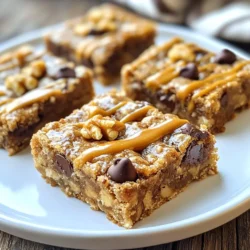 - 1 Tasse Haferflocken (gerollt) - 1/2 Tasse cremige Erdnussbutter - 1/4 Tasse Honig oder Ahornsirup Diese Hauptzutaten sind einfach zu finden. Die Haferflocken geben den Riegeln die Basis. Sie fügen Ballaststoffe hinzu und halten dich lange satt. Die Erdnussbutter sorgt für einen tollen Geschmack und gesunde Fette. Der Honig oder Ahornsirup bringt die richtige Süße. Du kannst auch eine Mischung aus beiden verwenden, wenn du magst. - 1/2 Tasse zerdrückte reife Bananen (ca. 1 mittelgroße Banane) - 1/2 Tasse gemahlene Leinsamen - 1/2 Teelöffel Vanilleextrakt Die zerdrückten Bananen geben Feuchtigkeit und natürliche Süße. Sie sind ein großartiger Ersatz für Zucker. Die gemahlenen Leinsamen sind reich an Omega-3-Fettsäuren. Sie helfen dir, gesund zu bleiben. Der Vanilleextrakt fügt einen schönen, warmen Geschmack hinzu. Er macht die Riegel besonders lecker. - 1/2 Tasse Mini-Schokoladenstückchen - 1/4 Tasse gehackte Nüsse (Walnüsse oder Mandeln) Wenn du etwas mehr Crunch willst, füge die Nüsse hinzu. Sie bringen zusätzliche Textur und Nährstoffe. Die Mini-Schokoladenstückchen sind ein süßes Extra. Sie machen die Riegel unwiderstehlich. Du kannst sie nach Geschmack weglassen oder hinzufügen. {{ingredient_image_2}} Heize deinen Ofen auf 175°C vor. Nimm eine 20x20 cm große Backform. Lege die Form mit Backpapier aus. Lass etwas Papier überhängen. So kannst du die Riegel später leicht herausheben. Nimm eine große Schüssel. Gib 1 Tasse Haferflocken, 1/2 Tasse gemahlene Leinsamen und 1/4 Teelöffel Salz hinein. Mische diese trockenen Zutaten gut. Achte darauf, dass alles gleichmäßig verteilt ist. Nimm eine mikrowellengeeignete Schüssel. Füge 1/2 Tasse cremige Erdnussbutter und 1/4 Tasse Honig hinzu. Erwärme die Mischung für 20-30 Sekunden. Rühre sie gut um, bis sie warm und glatt ist. Jetzt füge 1/2 Tasse zerdrückte Bananen und 1/2 Teelöffel Vanilleextrakt hinzu. Mische alles gut. Gieße die nassen Zutaten in die Schüssel mit den trockenen Zutaten. Rühre alles gründlich um. Falls du magst, füge 1/2 Tasse Mini-Schokoladenstückchen und 1/4 Tasse gehackte Nüsse hinzu. Diese geben den Riegeln mehr Geschmack und Textur. Übertrage die Mischung in die vorbereitete Backform. Drücke sie gleichmäßig an. Achte darauf, dass die Schicht kompakt ist. Backe die Riegel im Ofen für 20-25 Minuten. Sie sollten goldbraun sein und die Mitte fest werden. Lass die Riegel 10 Minuten in der Form abkühlen. Hebe sie dann mit dem Backpapier heraus und lasse sie auf einem Schneidebrett vollständig abkühlen, bevor du sie in Riegel schneidest. Um die perfekte Textur für deine Peanut Butter Oatmeal Bars zu erzielen, musst du die Zutaten gut vermischen. Beginne mit den trockenen Zutaten. Mische die Haferflocken, die gemahlenen Leinsamen und das Salz in einer großen Schüssel. Achte darauf, dass sie gleichmäßig verteilt sind. In einer anderen Schüssel erwärmst du die Erdnussbutter und den Honig. Diese Mischung sollte warm und leicht zu rühren sein. Wenn du die nassen Zutaten zu den trockenen hinzufügst, rühre sie gründlich ein. So entsteht eine homogene Masse. Möchtest du die Riegel glutenfrei machen? Verwende glutenfreie Haferflocken. Für eine vegane Variante kannst du den Honig durch Ahornsirup ersetzen. Auch die Erdnussbutter kann durch Mandel- oder Cashewbutter ersetzt werden. Probiere verschiedene Kombinationen aus, um deinen eigenen Geschmack zu finden. So kannst du die Riegel ganz nach deinen Vorlieben anpassen. Die richtigen Lagerung ist wichtig, um die Riegel frisch zu halten. Bewahre sie in einem luftdichten Behälter auf. Bei Raumtemperatur bleiben sie bis zu einer Woche frisch. Wenn du sie länger aufbewahren möchtest, kannst du die Riegel auch einfrieren. So bleiben sie bis zu drei Monate haltbar. Stelle sicher, dass du sie gut verpackst, um Gefrierbrand zu vermeiden. So hast du immer gesunde Snacks zur Hand! Pro Tipps Variation der Süße: Experimentieren Sie mit verschiedenen Süßungsmitteln wie Kokoszucker oder Agavendicksaft, um den Geschmack anzupassen. Zusätzliche Nährstoffe: Fügen Sie weitere gesunde Zutaten wie Chiasamen oder getrocknete Früchte hinzu, um die Riegel noch nahrhafter zu machen. Aufbewahrung: Bewahren Sie die Riegel in einem luftdichten Behälter auf, damit sie frisch bleiben und nicht austrocknen. Ideale Snack-Größe: Schneiden Sie die Riegel in kleinere Portionen, um sie als gesunde Snacks für unterwegs zu genießen. {{image_4}} Eine der besten Möglichkeiten, diese Erdnussbutter Haferflocken Riegel zu variieren, ist, andere Nussbutter zu verwenden. Du kannst Mandelbutter, Cashewbutter oder sogar Sonnenblumenkernbutter ausprobieren. Jede Nussbutter bringt einen eigenen Geschmack mit. Das macht deine Riegel interessant und lecker. Experimentiere, um herauszufinden, was dir am besten gefällt. Für mehr Textur kannst du Trockenfrüchte oder Gewürze hinzufügen. Datteln, Cranberries oder Rosinen passen gut zu den Riegeln. Sie bringen Süße und eine fruchtige Note. Gewürze wie Zimt oder Muskatnuss geben deinen Riegeln einen warmen, würzigen Geschmack. Du wirst überrascht sein, wie kleine Änderungen viel ausmachen können. Falls du mehr oder weniger Riegel machen möchtest, kannst du das Rezept leicht ändern. Verdopple einfach die Zutaten, wenn du eine große Menge brauchst. Wenn du weniger brauchst, halbiere die Zutaten. Achte darauf, die Backzeit anzupassen, wenn du die Menge änderst. So stellst du sicher, dass die Riegel immer gut gelingen. Die Riegel können bei Raumtemperatur gelagert werden. Legen Sie sie in einen luftdichten Behälter. So bleiben sie frisch und lecker. Wenn es sehr heiß ist, empfehle ich die Kühlung. Die Kälte hilft, die Textur zu bewahren. Die Riegel bleiben bis zu einer Woche frisch. Bei Raumtemperatur halten sie etwa 5 Tage. In der Kühlung kann die Haltbarkeit auf 7 bis 10 Tage steigen. Achten Sie auf Anzeichen von Verderb. Wenn sie trocken oder brüchig werden, ist es Zeit, sie zu entsorgen. Um die Riegel einzufrieren, schneiden Sie sie zuerst in Stücke. Wickeln Sie jeden Riegel in Frischhaltefolie. Legen Sie die Riegel dann in einen gefrierfesten Beutel. So bleiben sie bis zu 3 Monate gut. Zum Auftauen lassen Sie sie einfach bei Raumtemperatur stehen. So sind sie schnell wieder bereit zum Essen. Um die Riegel süßer zu machen, können Sie mehr Honig oder Ahornsirup hinzufügen. Starten Sie mit einem Esslöffel mehr. Wenn Sie einen süßeren Geschmack mögen, probieren Sie auch Kokoszucker oder Dattelsirup. Beide geben einen tollen Geschmack. Eine andere Möglichkeit ist, die Menge der Schokoladenstückchen zu erhöhen. Diese geben auch Süße und sind lecker. Denken Sie daran, dass die Süße von den reifen Bananen auch kommt. Wählen Sie sehr reife Bananen für mehr Süße. Ja, Sie können die Erdnussbutter durch jede Nussbutter ersetzen. Mandeln, Cashews oder Sonnenblumenbutter sind gute Alternativen. Diese Nussbutter haben unterschiedliche Geschmäcker, die die Riegel verändern können. Wenn Sie eine Nussallergie haben, ist Sonnenblumenbutter eine tolle Option. Sie hat einen milden Geschmack und ist sehr cremig. Achten Sie darauf, die Konsistenz zu prüfen. Manche Nussbutter sind dicker und andere flüssiger. Dieses Rezept ergibt 12 Riegel. Die Größe der Riegel hängt davon ab, wie Sie sie schneiden. Wenn Sie sie kleiner schneiden, erhalten Sie mehr Portionen. Wenn Sie sie größer schneiden, erhalten Sie weniger. Ein guter Maßstab ist, jeden Riegel etwa 5 cm lang zu schneiden. So sind sie perfekt für einen Snack. Lagern Sie die Riegel in einer luftdichten Box, um sie frisch zu halten. Diese Anleitung zeigt, wie man köstliche und gesunde Riegel macht. Wir haben die Hauptzutaten wie Haferflocken und Erdnussbutter sowie einige optionale Extras betrachtet. Ich habe auch Tipps gegeben, um die Riegel anzupassen oder optimal zu lagern. Jetzt liegt es an dir! Experimentiere mit den Zutaten und finde deinen perfekten Riegel. Genieß die Vorteile eines gesunden Snacks.