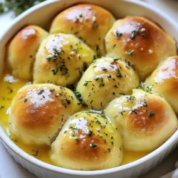 - 4 Tassen Weizenmehl (Type 550) - 2 Teelöffel Trockenhefe - 1 Teelöffel Salz - 1 Esslöffel Zucker - 1 Tasse warme Milch (ca. 43°C) - 1/4 Tasse ungesalzene Butter, geschmolzen - 2 Esslöffel Olivenöl - 4 Knoblauchzehen, fein gehackt - 1 Esslöffel frischer Rosmarin, gehackt - 1 Esslöffel frischer Thymian, gehackt - 1 Esslöffel frische Petersilie, gehackt Die Hauptzutaten sind wichtig für den Geschmack und die Textur der Brötchen. Weizenmehl sorgt für die Basis. Trockenhefe bringt die Brötchen zum Aufgehen. Salz und Zucker runden den Geschmack ab. Warme Milch aktiviert die Hefe und macht den Teig weich. Geschmolzene Butter und Olivenöl tragen zur Feuchtigkeit und zum Aroma bei. Knoblauch und frische Kräuter geben den Brötchen den besonderen Kick. - 1/2 Tasse geriebener Parmesan - Zusätzlich geschmolzene Butter zum Bestreichen Der geriebene Parmesan fügt einen herzhaften Geschmack hinzu. Du kannst ihn weglassen, wenn du magst. Zusätzliche geschmolzene Butter macht die Brötchen noch leckerer. Sie glänzen schön und haben mehr Geschmack. {{ingredient_image_2}} Zuerst aktiviere die Hefe. Mische warme Milch und Zucker in einer großen Schüssel. Lass die Mischung für etwa 5 Minuten stehen. Sie wird schaumig. Das zeigt, dass die Hefe aktiv ist. Jetzt fügen wir die restlichen Zutaten hinzu. Füge geschmolzene Butter, Olivenöl und Salz zur Hefemischung hinzu. Rühre alles gut um, bis es gleichmäßig vermischt ist. Das ist der erste Schritt, um einen tollen Teig zu machen. Jetzt kommt das Mehl. Gib nach und nach das Mehl in die Mischung. Mische es gut, bis ein grober Teig entsteht. Knete den Teig 8-10 Minuten. Du kannst deine Hände oder eine Küchenmaschine benutzen. Der Teig sollte glatt und elastisch werden. Lass den Teig in einer gefetteten Schüssel ruhen. Decke die Schüssel mit einem sauberen Küchentuch ab. Stelle sie an einen warmen Ort. Lass den Teig eine Stunde gehen, bis er sich verdoppelt hat. Nachdem der Teig aufgegangen ist, drücke ihn sanft zusammen. Lege ihn auf eine bemehlte Fläche. Rolle den Teig zu einem Rechteck von etwa 1,5 cm Dicke aus. In einer kleinen Schüssel vermische gehackten Knoblauch, frische Kräuter und Parmesan. Verteile die Mischung gleichmäßig auf dem Teig. Schneide den Teig in gleich breite Streifen, etwa 5 cm. Staple die Streifen übereinander und schneide sie in Quadrate. Gib die Teigwürfel in eine gefettete Bundtform oder eine runde Auflaufform. Staple sie übereinander, um Platz zu sparen. Decke die Form wieder mit einem Tuch ab. Lass die Brötchen weitere 30 Minuten gehen. Währenddessen heizt du den Ofen auf 190°C vor. Bestreiche die Oberseiten der Brötchen großzügig mit geschmolzener Butter. Jetzt kommen die Brötchen in den Ofen. Backe sie für etwa 25-30 Minuten, bis sie goldbraun sind. Lass sie nach dem Backen einige Minuten abkühlen. Zeichen für den perfekten Teig Der perfekte Teig ist glatt und elastisch. Wenn du ihn drückst, sollte er zurückspringen. Achte darauf, dass er nicht klebrig ist. Wenn der Teig zu klebrig bleibt, gib etwas mehr Mehl hinzu. Knete den Teig mindestens 8-10 Minuten. So entwickelst du das Gluten, das die Struktur gibt. Nützliche Küchengeräte Ein Handrührgerät mit Knethaken ist sehr hilfreich. Du kannst auch eine Küchenmaschine verwenden. Diese Geräte sparen Zeit und Mühe. Ein Teigschaber hilft dir, den Teig gut zu vermengen. Ein Nudelholz zum Ausrollen ist ebenfalls wichtig. Tipps zur Lagerung von übrig gebliebenen Brötchen Lass die Brötchen zuerst abkühlen. Danach bewahre sie in einem luftdichten Behälter auf. So bleiben sie frisch. Wenn du sie länger aufbewahren willst, friere sie ein. Wickel die Brötchen in Frischhaltefolie. So bleiben sie bis zu drei Monate haltbar. Schöne Präsentation der Brötchen Serviere die warmen Brötchen direkt in der Backform. So sehen sie rustikal aus. Garniere sie mit frischen Kräutern, um Farbe und Geschmack zu bringen. Ein schöner Teller macht das Gericht einladender. Beilagen und Dips Diese Brötchen passen gut zu vielen Dips. Probiere Knoblauchbutter oder Kräuterbutter. Auch ein einfacher Joghurt-Dip mit Kräutern ist lecker. Die Brötchen sind ideal zum Teilen und Zupfen. Pro Tipps Teigruhezeit: Die Ruhezeit des Teigs ist entscheidend für die Textur. Lassen Sie ihn immer an einem warmen Ort gehen, damit er gut aufgeht. Kräutervariation: Experimentieren Sie mit verschiedenen Kräutern, um den Geschmack anzupassen. Basilikum oder Oregano können eine interessante Note hinzufügen. Parmesan hinzufügen: Der geriebene Parmesan kann sowohl in die Füllung als auch als Topping verwendet werden, um zusätzlichen Geschmack zu verleihen. Serviertipps: Servieren Sie das Brot warm und mit einer Auswahl an Dips, um das Geschmackserlebnis zu bereichern. {{image_4}} Sie können die Kräuter nach Ihrem Geschmack ändern. Rosmarin, Thymian und Petersilie sind sehr beliebt. Wenn Sie keinen Rosmarin mögen, probieren Sie Estragon oder Basilikum. Thymian gibt einen tollen Geschmack, während Petersilie frisch wirkt. Experimentieren Sie mit Ihren Lieblingskräutern. So wird das Brot immer neu und spannend. Wussten Sie, dass Sie die Brötchen auch süß machen können? Fügen Sie einfach Zimt und Zucker hinzu. Mischen Sie diese mit der Butter und dem Knoblauch. Der Zimt gibt einen warmen, süßen Geschmack. Diese süße Variante eignet sich gut zum Frühstück oder als Snack. Füllungen machen die Brötchen besonders lecker. Käse ist eine tolle Wahl. Sie können Mozzarella oder Cheddar verwenden. Auch Spinat passt gut dazu. Legen Sie die Füllung einfach auf den Teig, bevor Sie ihn schneiden. So bekommen Sie herzhaft gefüllte Brötchen, die jeder lieben wird. Um Brötchen frisch zu halten, gibt es zwei Hauptmethoden: Kühlung und Gefrieren. - Kühlung: Lagern Sie die Brötchen in einem luftdichten Behälter. So bleiben sie etwa 2-3 Tage frisch. - Gefrieren: Für längere Lagerung, wickeln Sie die Brötchen in Frischhaltefolie. Legen Sie sie dann in einen Gefrierbeutel. So halten sie bis zu 3 Monate. Wenn Sie übrig gebliebene Brötchen haben, können Sie sie leicht wieder aufleben lassen. - Ofen: Heizen Sie den Ofen auf 180°C vor. Wickeln Sie die Brötchen in Alufolie und backen Sie sie 10 Minuten lang. - Mikrowelle: Legen Sie die Brötchen auf einen mikrowellenfesten Teller. Decken Sie sie mit einem feuchten Küchentuch ab. Erwärmen Sie sie 15-20 Sekunden lang. Es gibt viele kreative Wege, um übrig gebliebene Brötchen zu verwenden. - Brötchen-Pudding: Schneiden Sie die Brötchen in Stücke und mischen Sie sie mit Eiern, Milch und Zucker. Backen Sie die Mischung für einen leckeren Pudding. - Brötchen-Sandwiches: Nutzen Sie die Brötchen für kleine Sandwiches. Füllen Sie sie mit Käse, Schinken oder Gemüse. - Croutons: Schneiden Sie die Brötchen in Würfel, rösten Sie sie und verwenden Sie sie in Salaten oder Suppen. Mit diesen Tipps bleiben Ihre Knoblauch Kräuter Pull-Apart Brötchen frisch und lecker, auch nach dem ersten Genuss! Die Brötchen bleiben frisch, wenn Sie sie richtig lagern. Am besten legen Sie sie in eine luftdichte Box. So bleiben sie weich für zwei bis drei Tage. Wenn Sie die Brötchen länger aufbewahren möchten, können Sie sie einfrieren. Wickeln Sie sie gut ein, um sie vor Frost zu schützen. Zum Auftauen legen Sie sie einfach bei Zimmertemperatur auf. Ja, das ist eine gute Idee! Sie können den Teig bis zu 24 Stunden im Voraus machen. Lassen Sie ihn nach dem Kneten einfach im Kühlschrank ruhen. Vor dem Backen lassen Sie ihn wieder auf Zimmertemperatur kommen und gehen. So sparen Sie Zeit, wenn Gäste kommen. Ja, eine glutenfreie Version ist machbar! Verwenden Sie glutenfreies Mehl, das für Brot geeignet ist. Achten Sie darauf, die richtige Menge Hefe zu verwenden. Manchmal müssen Sie auch die Flüssigkeit anpassen. Experimentieren Sie mit verschiedenen Mehlen, um die beste Textur zu finden. Das kann frustrierend sein. Überprüfen Sie zuerst die Hefe. Sie muss frisch sein und in warmem Wasser aktiv werden. Wenn der Teig nicht aufgeht, könnte es an zu kalter oder zu heißer Umgebung liegen. Stellen Sie sicher, dass der Teig an einem warmen Ort geht. Wenn alles fehlschlägt, versuchen Sie es einfach nochmal. Backen ist auch viel Übung! Die Zutaten für die Brötchen sind einfach, aber wirkungsvoll. Wir haben die Hauptzutaten wie Mehl, Hefe und frische Kräuter besprochen. In der Schritt-für-Schritt-Anleitung habe ich gezeigt, wie du den perfekten Teig machst. Tipps zum Kneten und zur Aufbewahrung helfen dir, die Brötchen frisch zu genießen. Variationen ermöglichen es dir, kreativ zu sein. Achte darauf, Reste sinnvoll zu verwenden. Diese Brötchen sind nicht nur lecker, sondern auch vielseitig. Probiere sie und entdecke deine eigenen Ideen!